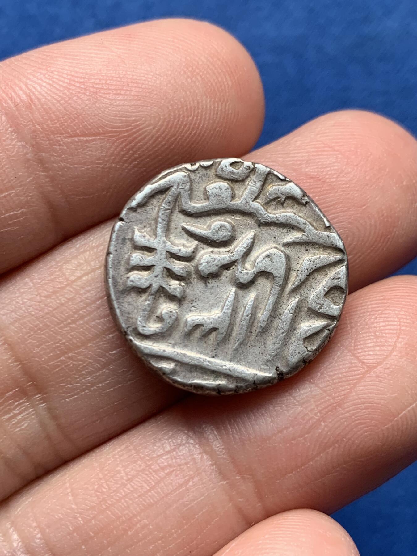 《竞宝斋》第476场 周日，周一 2场连拍 （全场包邮）欢迎送拍 印度斋普尔邦1848（ND13)年1卢比银币，11.4克，银光不错，厚重压手