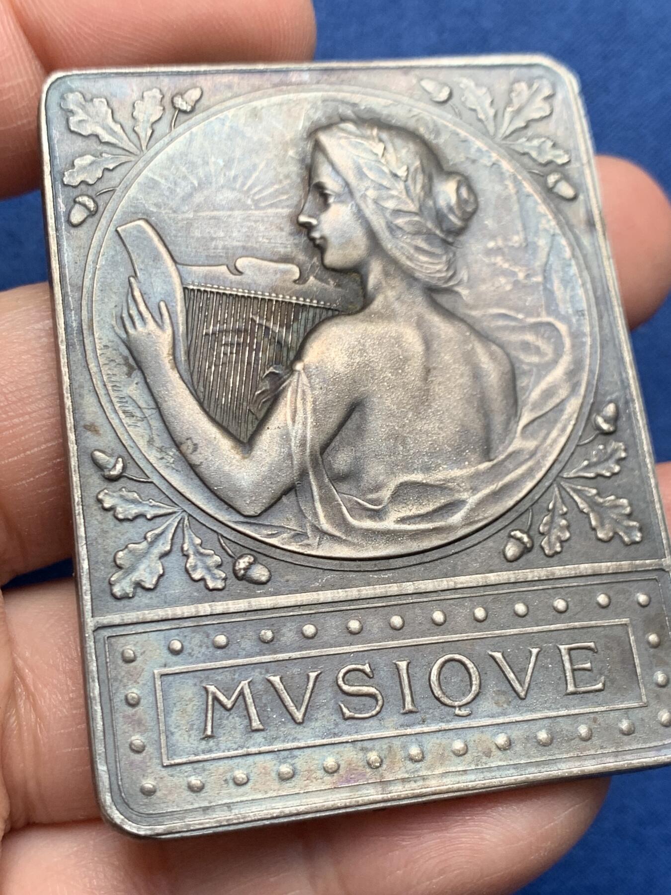 《竞宝斋》第476场 周日，周一 2场连拍 （全场包邮）欢迎送拍 法国圣但尼市城市方型镀银铜章 78.4克 46*60.8mm 正方形铜标