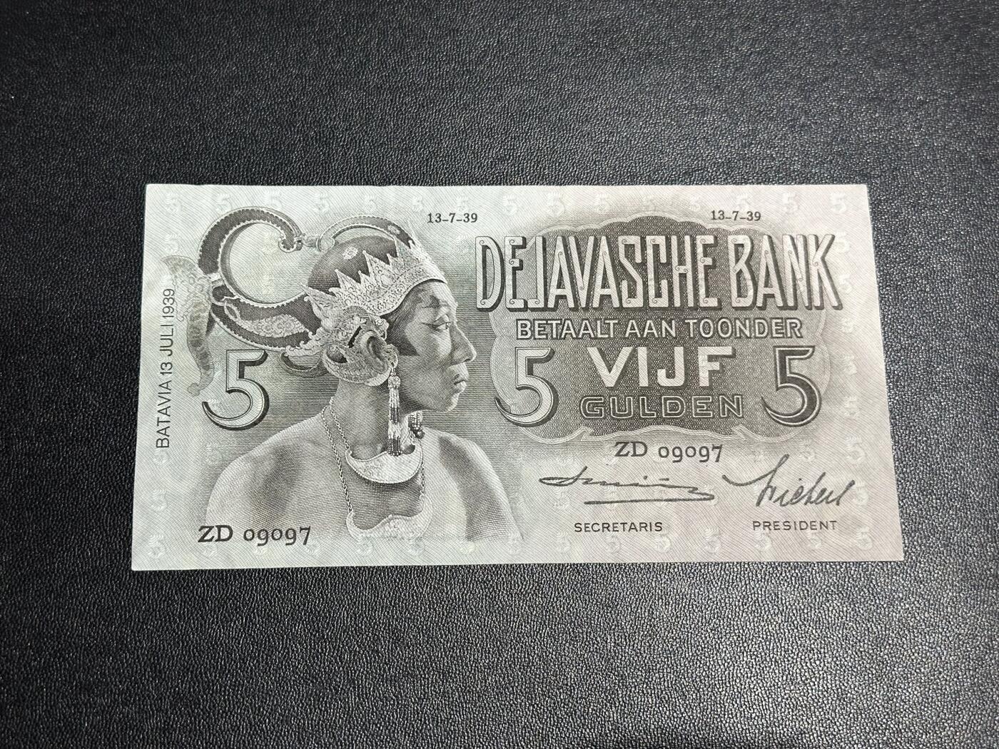 《外钞收藏家》第六百二十二期（精品场）（长期征集拍品、欢迎藏友们联系合作） 1939年荷属东印度5盾 全新 满版水印导致剪裁不齐