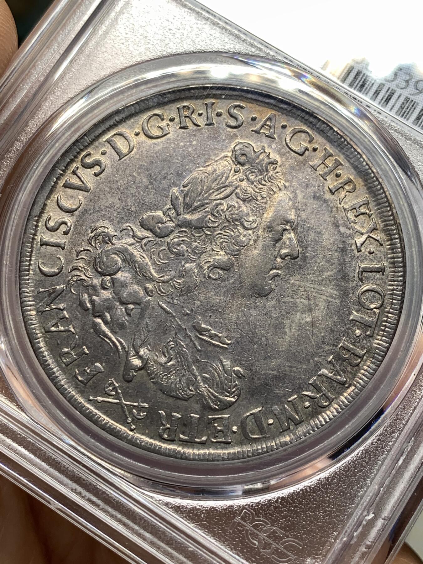 《竞宝斋》第476场 周日，周一 2场连拍 （全场包邮）欢迎送拍 PCGS AU58 意大利托斯卡纳大公国1764年francescone大银币，正面为神圣罗马帝国皇帝弗朗西斯（著名神罗女皇玛丽亚·特蕾莎的丈夫），背面为带有光环的神罗双头鹰，中间核心盾徽是奥地利哈布斯堡家族家徽和代表美第奇家族的六颗药丸盾徽。弗朗西斯也是美第奇家族绝嗣后托斯卡纳的第一个统治者。比奥地利本土的少见很多，冠军分，黄金包浆。另一枚年份更常见的61在今年拍了13000人民币。