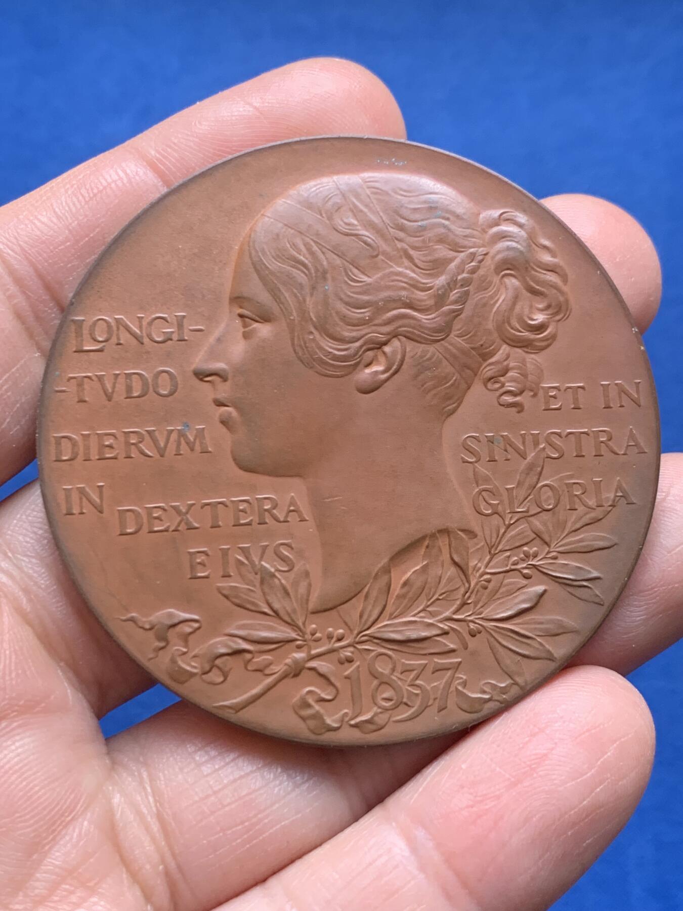 《竞宝斋》第476场 周日，周一 2场连拍 （全场包邮）欢迎送拍 英国1897年维多利亚女王登基60周年纪念大铜章 74.8克 55.4mm