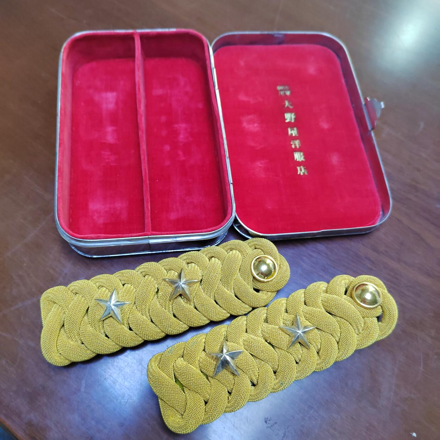 PCAI钱币  31-793  钱币书籍小专场 旧日本肩章一副  状态如图带原盒