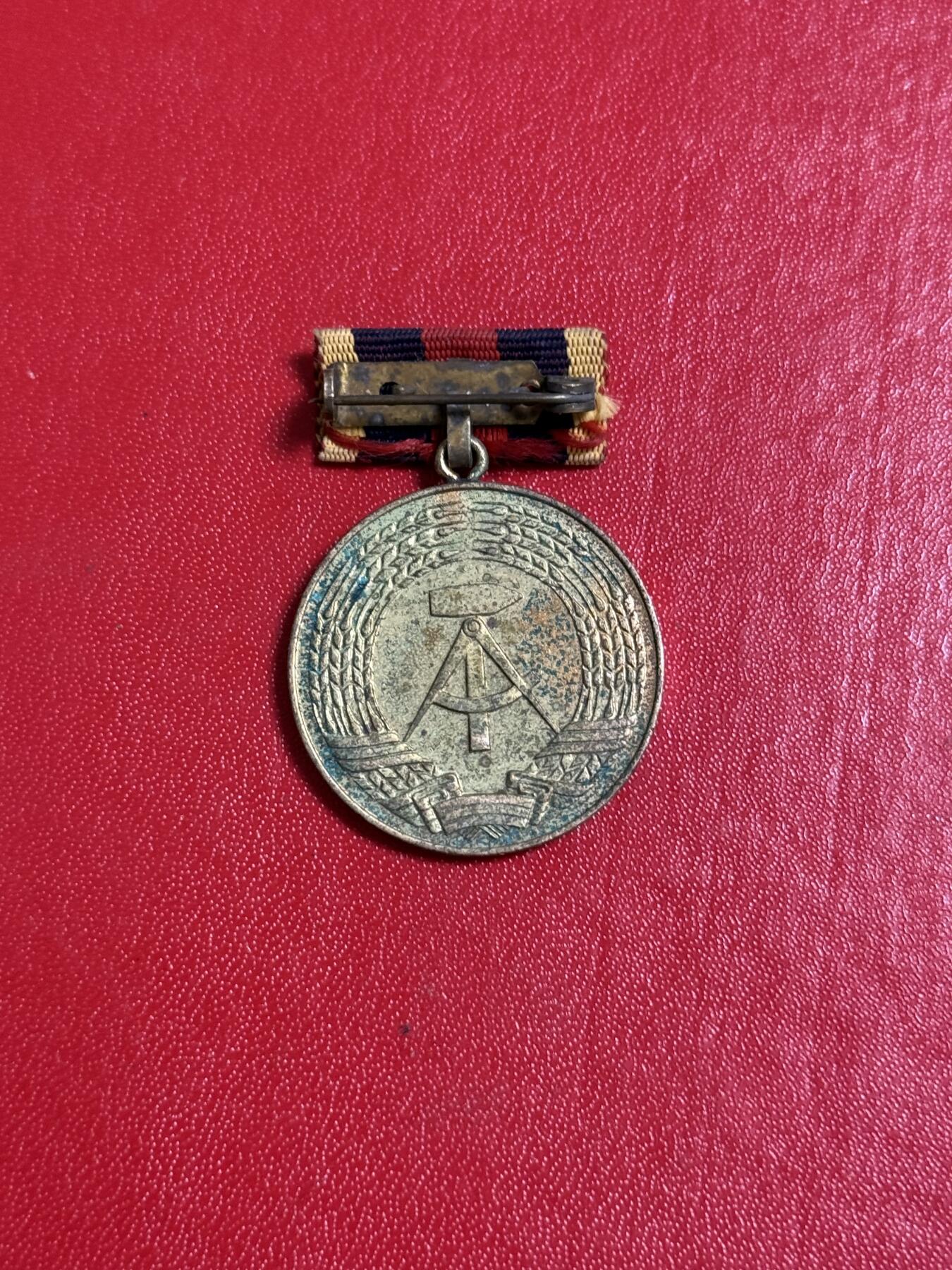 韵星假日军品类拍卖第50期 民主德国银级支援消防忠诚服务奖章