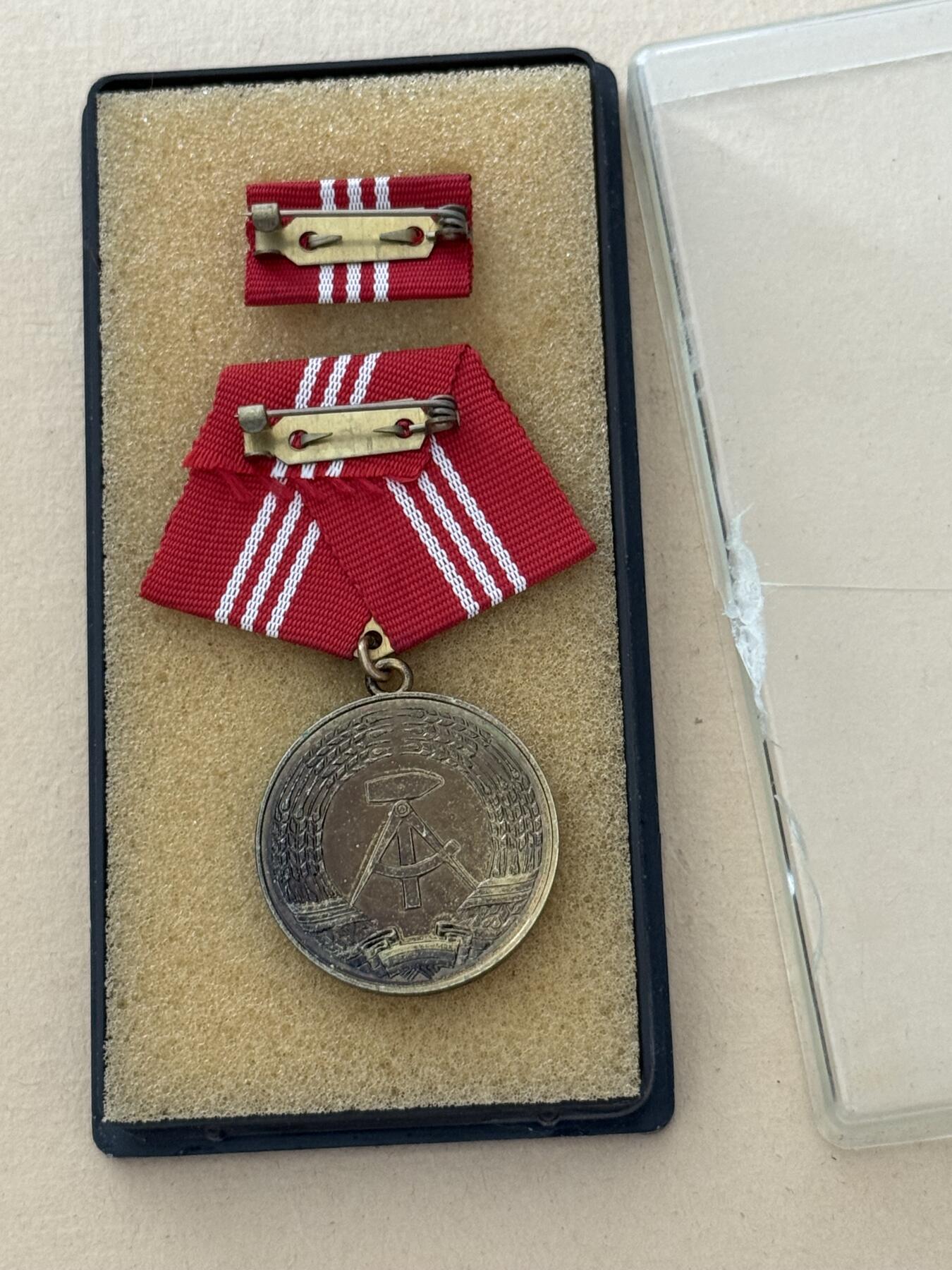 云宸嘉赏-勋臻文献佳藏优品精选场次（低佣 转发佣金红包） 民主德国工战队金级圆满服役奖章带盒略 镀金极品 