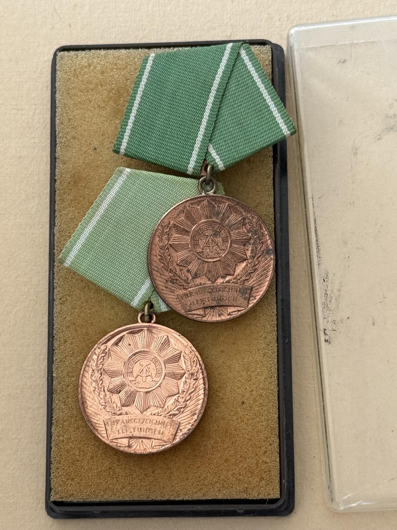 云宸嘉赏-勋臻文献佳藏优品精选场次（低佣 转发佣金红包） 民主德国人民警察圆满服役奖章带盒两枚 