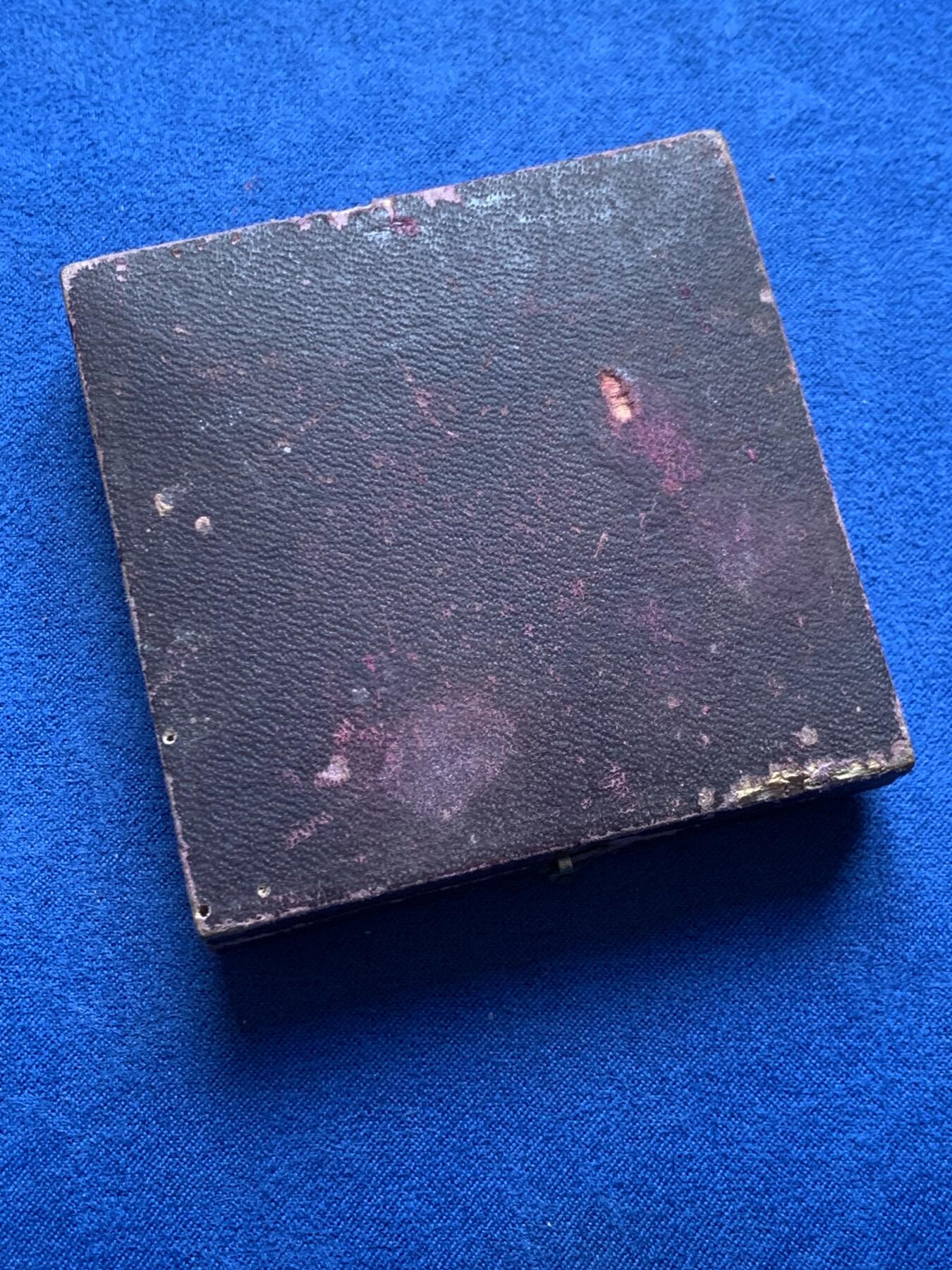 《竞宝斋》第476场 周日，周一 2场连拍 （全场包邮）欢迎送拍 法国勒阿弗尔拉弗洛特协会纪念镀银铜章 55克 49.2mm 三角铜标 带盒