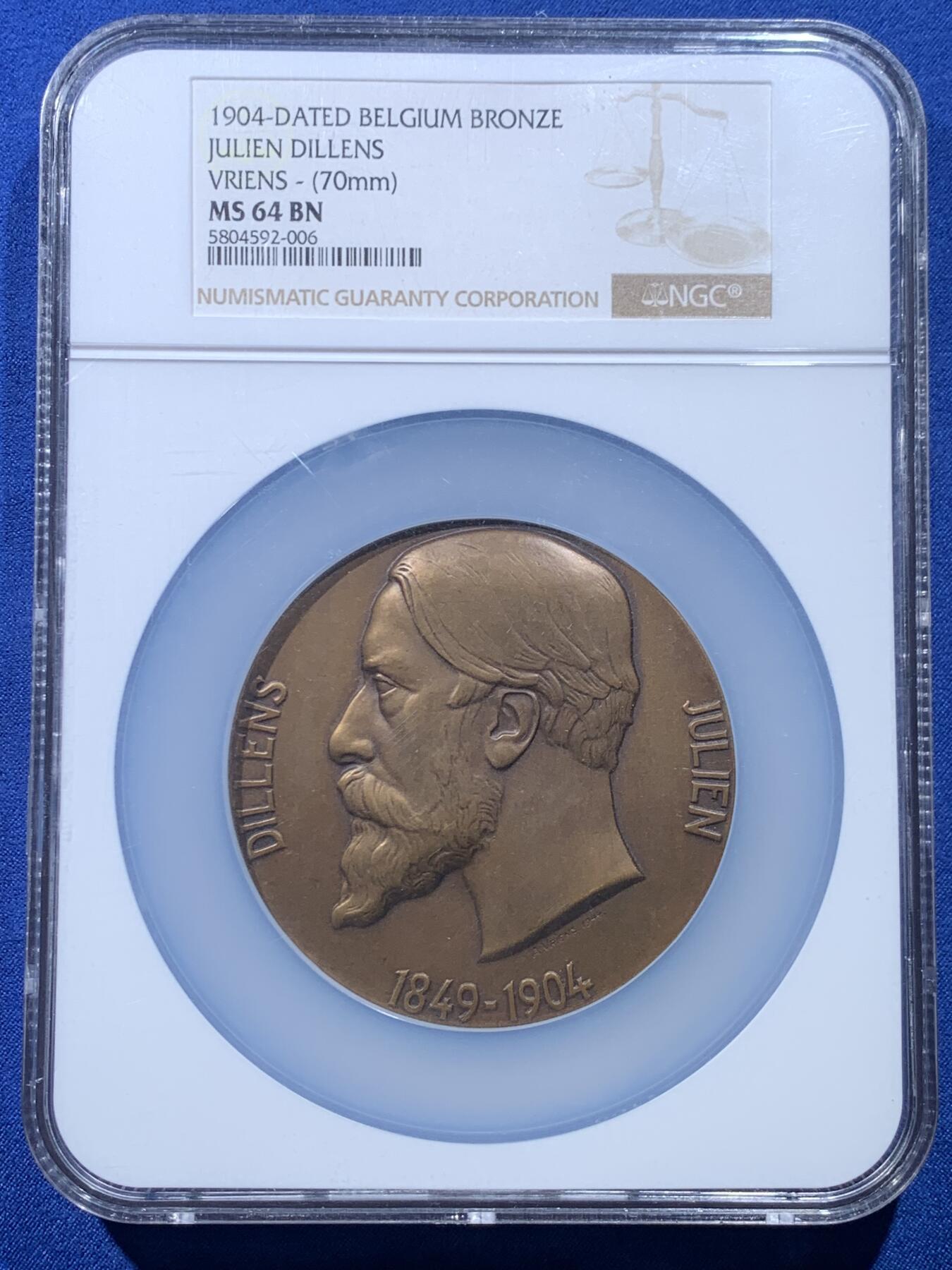 《竞宝斋》第476场 周日，周一 2场连拍 （全场包邮）欢迎送拍 NGC MS64BN 比利时1904年朱利安迪伦斯纪念铜章，直径70毫米，加大加厚盒。