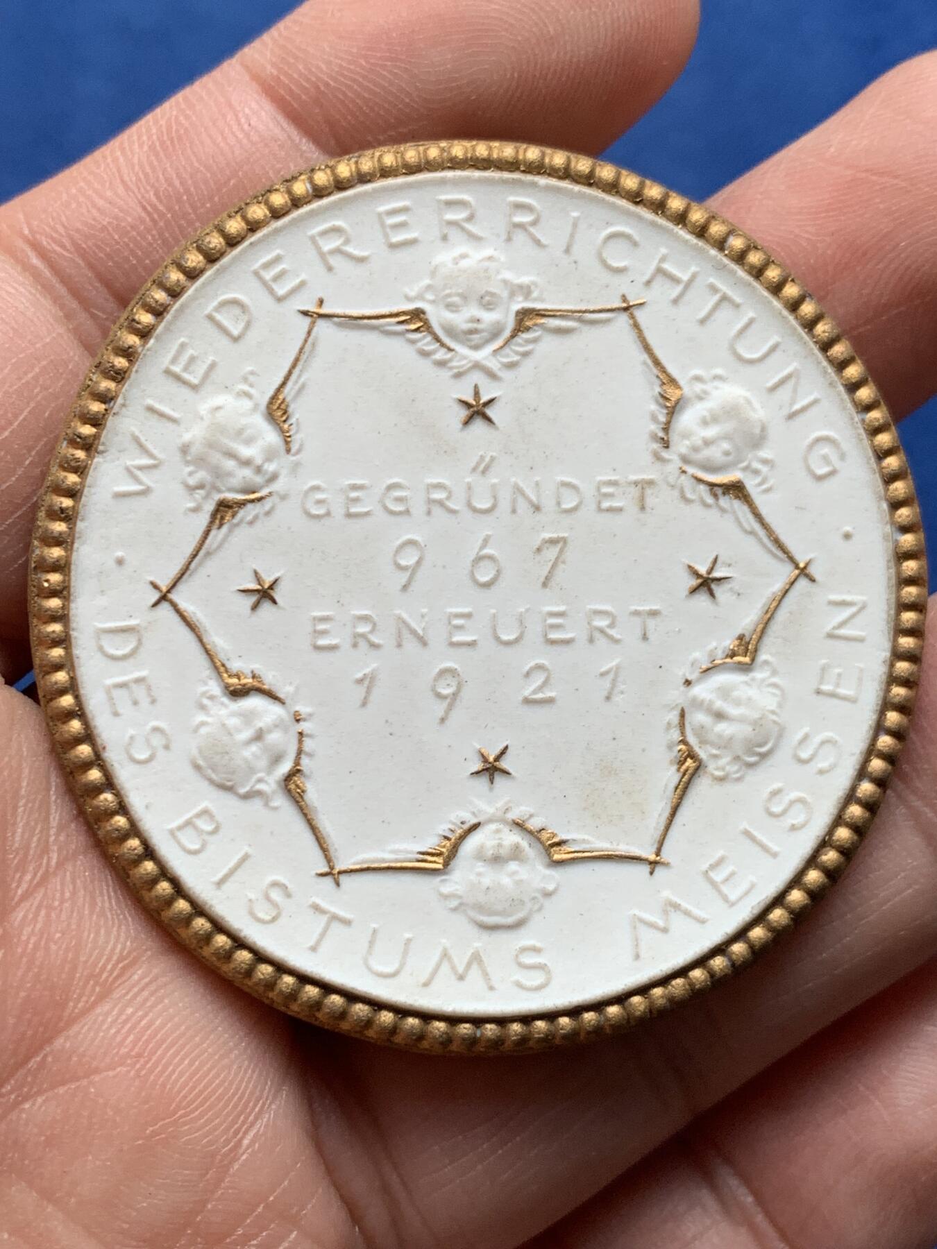 《竞宝斋》第476场 周日，周一 2场连拍 （全场包邮）欢迎送拍 德国1921年纪念迈森教区重建镀金白陶章，13.6克，49mm，正面为教区守护者圣本诺，反面为六个天使头和星星，带梅森原盒，极其少见