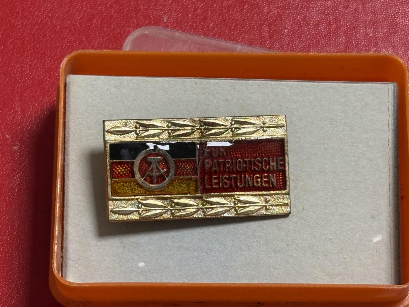 韵星假日军品类拍卖第50期 民主德国金级全国阵线证章带原盒