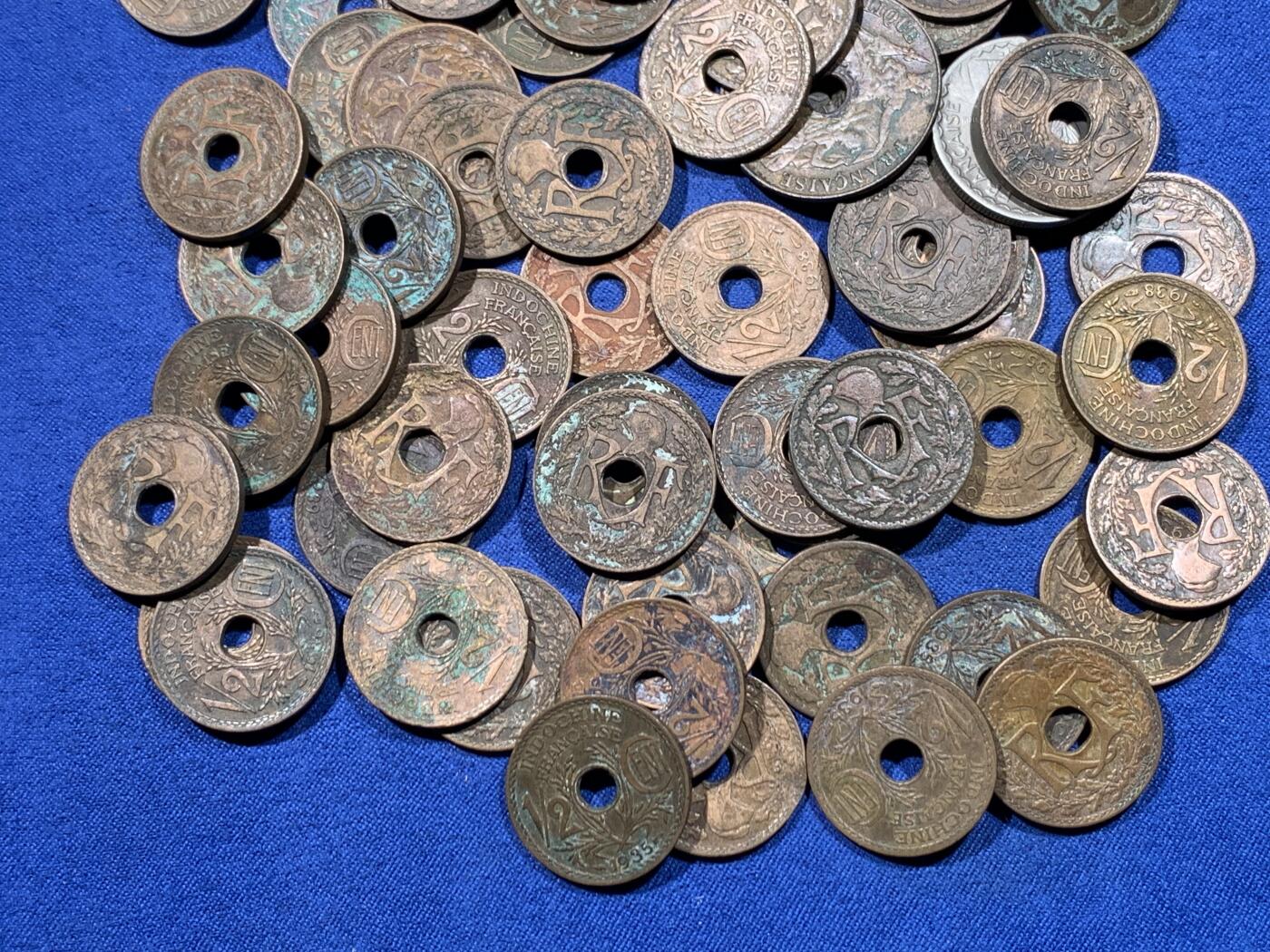 《竞宝斋》第476场 周日，周一 2场连拍 （全场包邮）欢迎送拍 83枚一组 法属印支1/2C铜币79枚 + 1938年百分之一铜币1枚 + 1940年10分镍币1枚 + 1941年20分镍币1枚 + 1938年中孔5分镍币1枚 总重326.2克