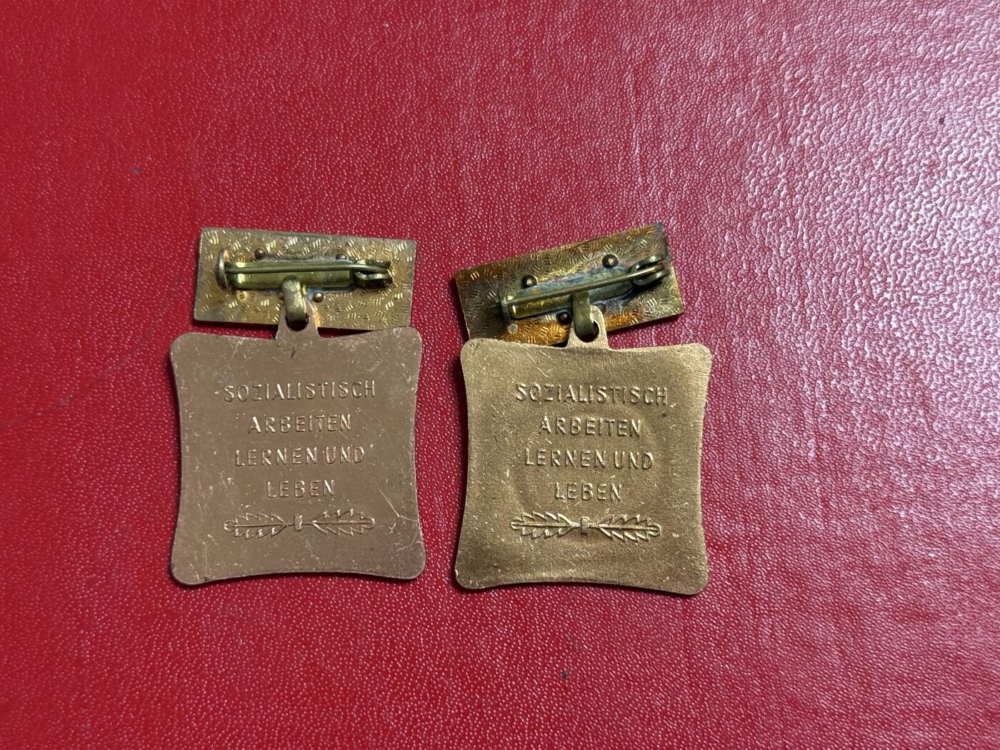 韵星假日军品类拍卖第50期 民主德国集体劳动模范奖章两枚