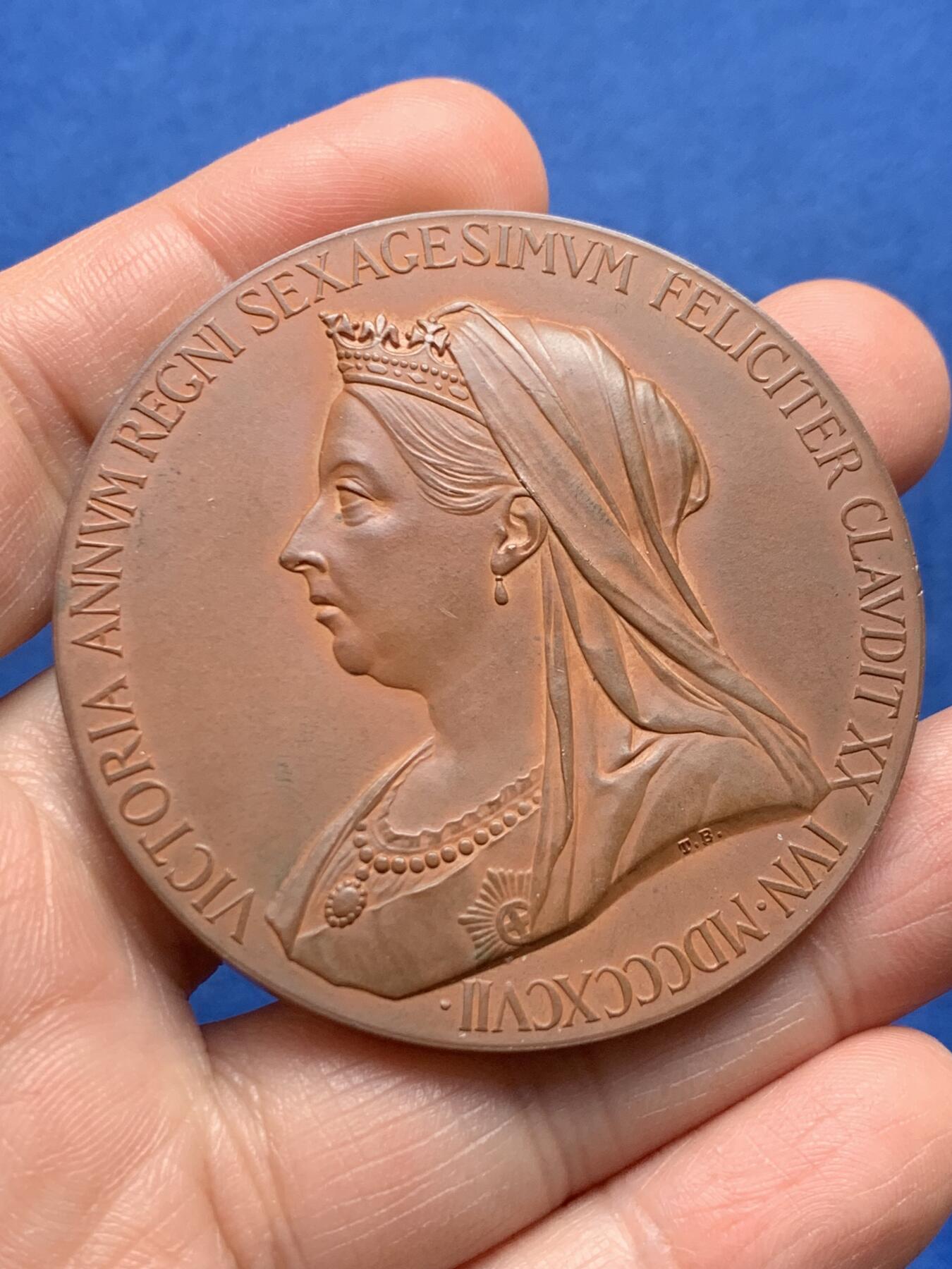 《竞宝斋》第476场 周日，周一 2场连拍 （全场包邮）欢迎送拍 英国1897年维多利亚女王登基60周年纪念大铜章 74.8克 55.4mm