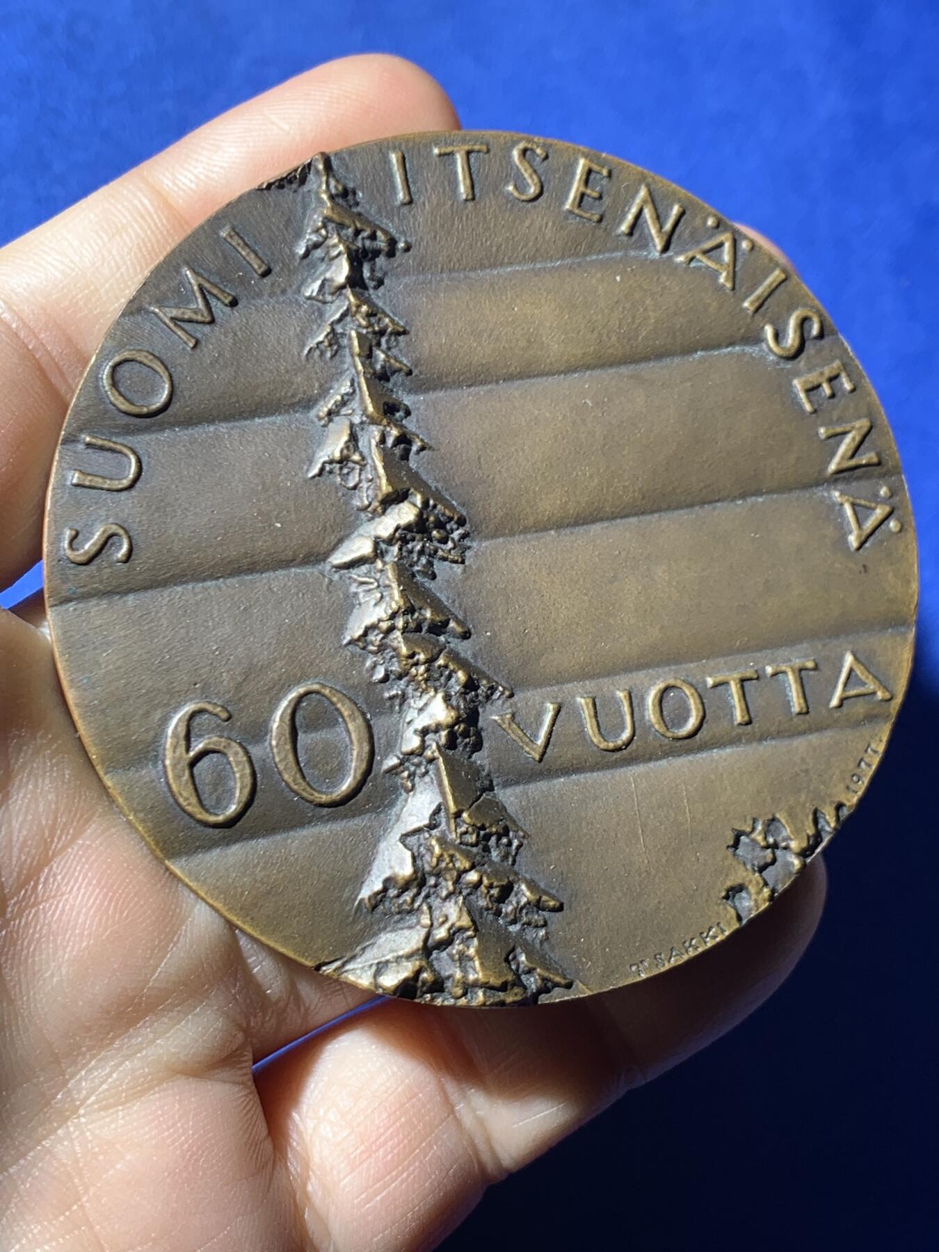 《竞宝斋》第476场 周日，周一 2场连拍 （全场包邮）欢迎送拍 芬兰大铜章 1977年 芬兰独立60周年 直径69.5mm 重量243.2g 附带竹制收纳盒