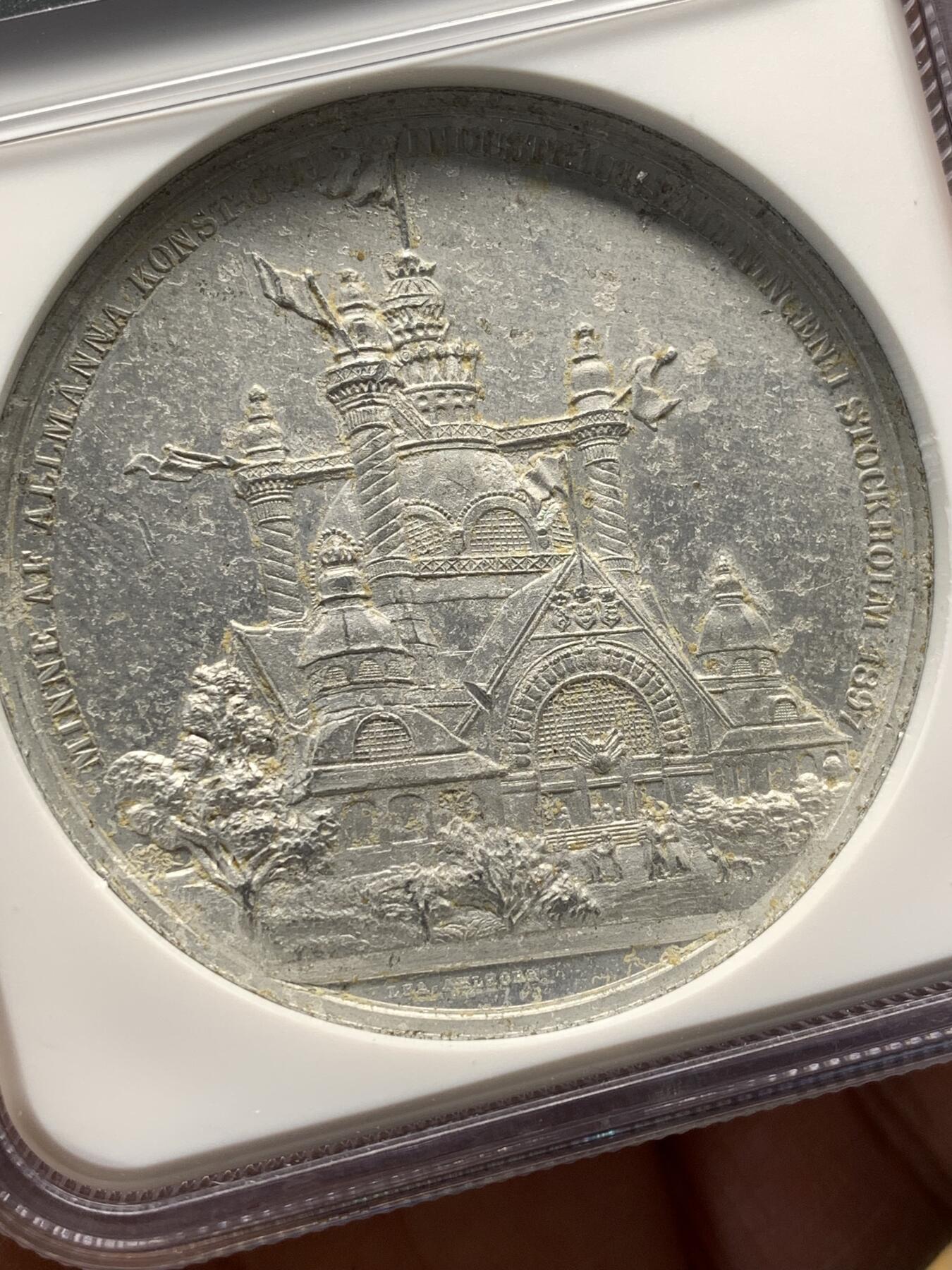 《竞宝斋》第476场 周日，周一 2场连拍 （全场包邮）欢迎送拍 NGC UNCD 瑞典斯德哥尔摩世博会纪念章 WM材质 正面为国王奥斯卡二世侧像 45mm 加厚盒