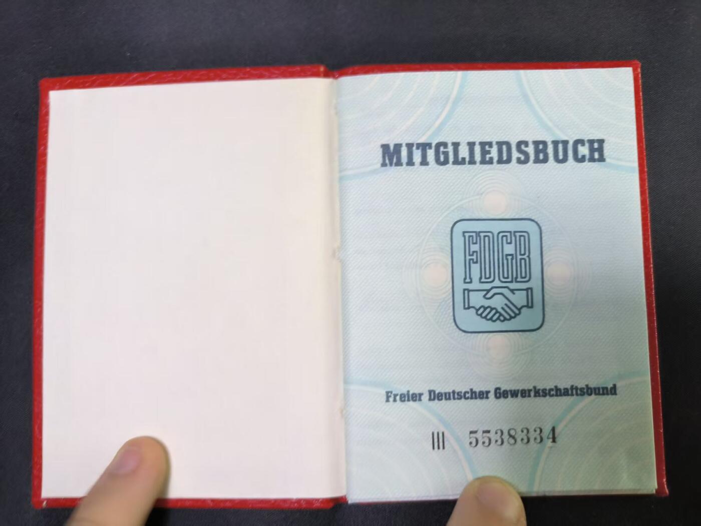 云宸嘉赏-勋臻文献佳藏优品精选场次（低佣 转发佣金红包） 民主德国自由联合工会证  少见漆皮版本  III5538334号  全新空白 赠友佳品 