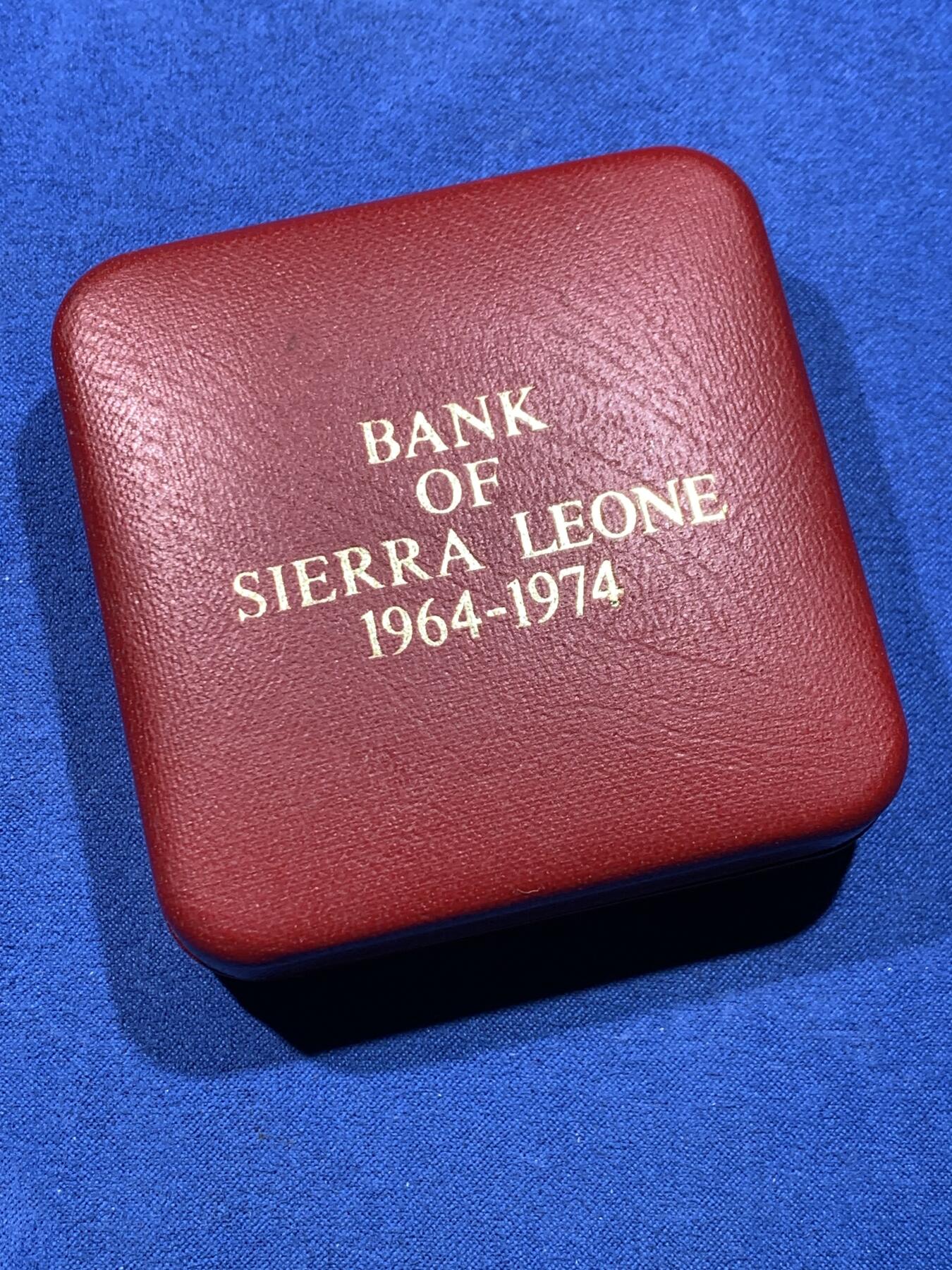 《竞宝斋》第476场 周日，周一 2场连拍 （全场包邮）欢迎送拍 塞拉利昂1974年1利昂银行10周年银币，英国皇家造币厂铸造，28.6克，精制925银，发行量仅40000枚，带原盒和证书