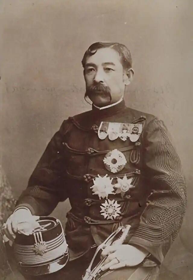 【俄甄集藏】2026年(050)04-01星期三 晚 19:30 全场包邮 日本1902年明治三十五年纪念赤十字社创立25周年小松宫彰仁亲王头像纪念银章，直径：22mm，重量：5.4克，五彩包浆