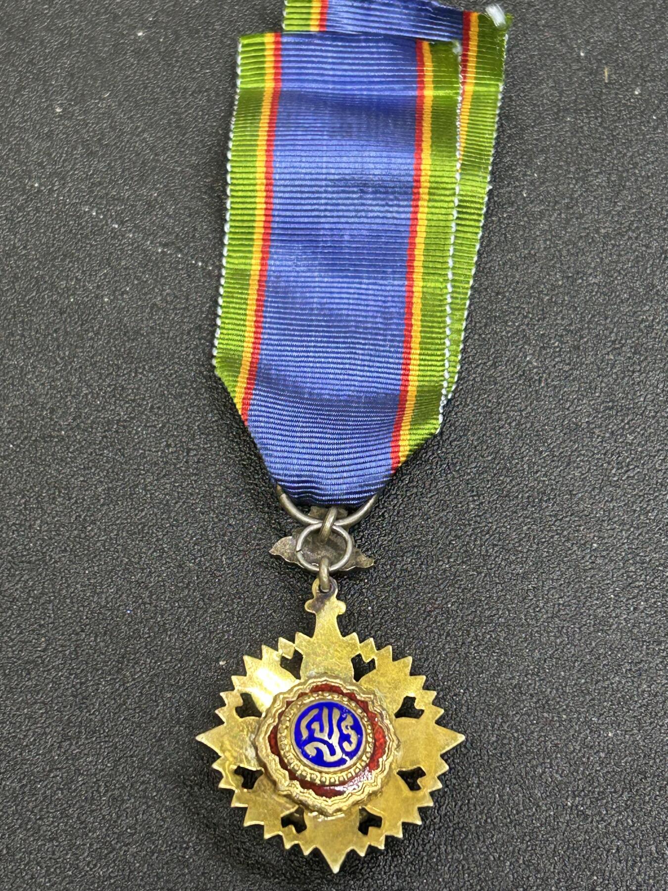 西秦中古拍卖第八十二期  泰国骑士级王冠勋章 银制