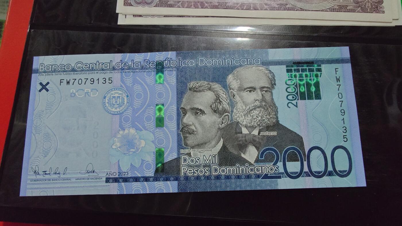 世界钱币～微拍第242期暨2026年第23期  老库存每款各1-2张清仓低价起拍 2023年多米尼加2000比索 全新绝品无4尾号135