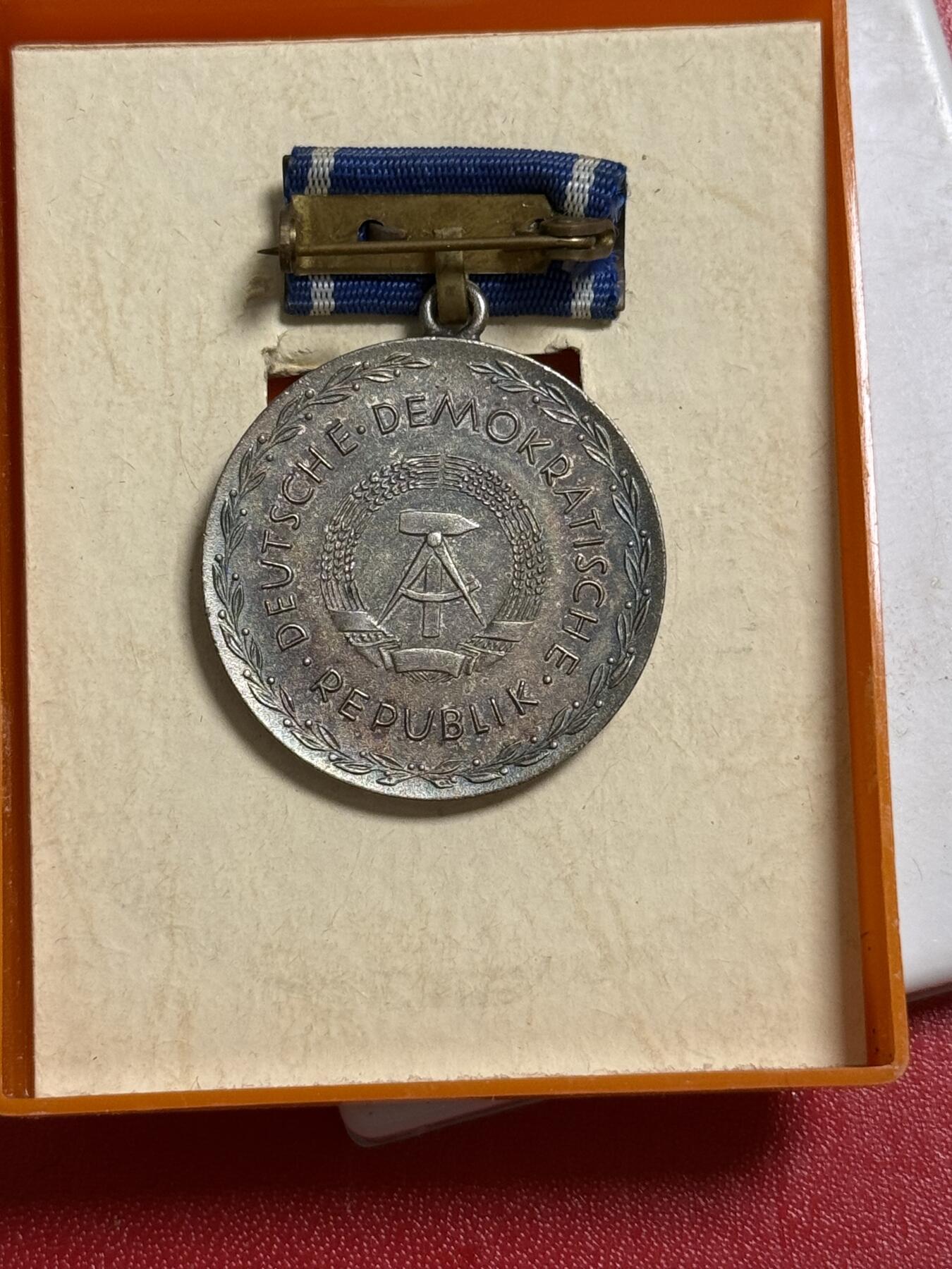 韵星假日军品类拍卖第50期 民主德国银级斐斯泰洛齐奖章带原盒