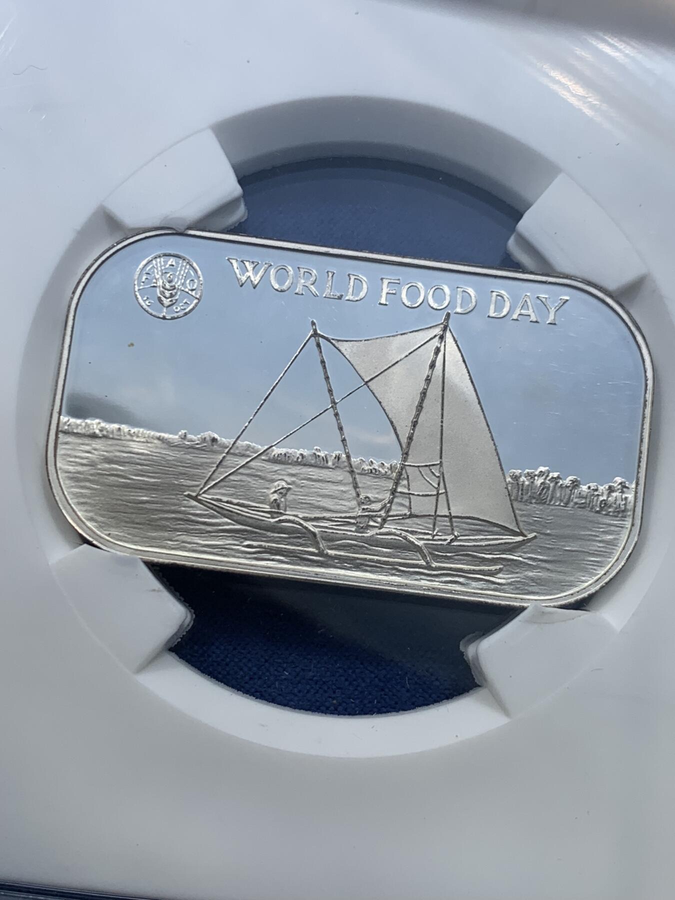 《竞宝斋》第476场 周日，周一 2场连拍 （全场包邮）欢迎送拍 CSIS PF68UC 汤加1981年粮农组织-世界粮食日1帕昂加精制银币，正面为陶法阿豪·图普四世制服半身像，资料显示：999银，19克，铸造量为3500枚。大盒封装