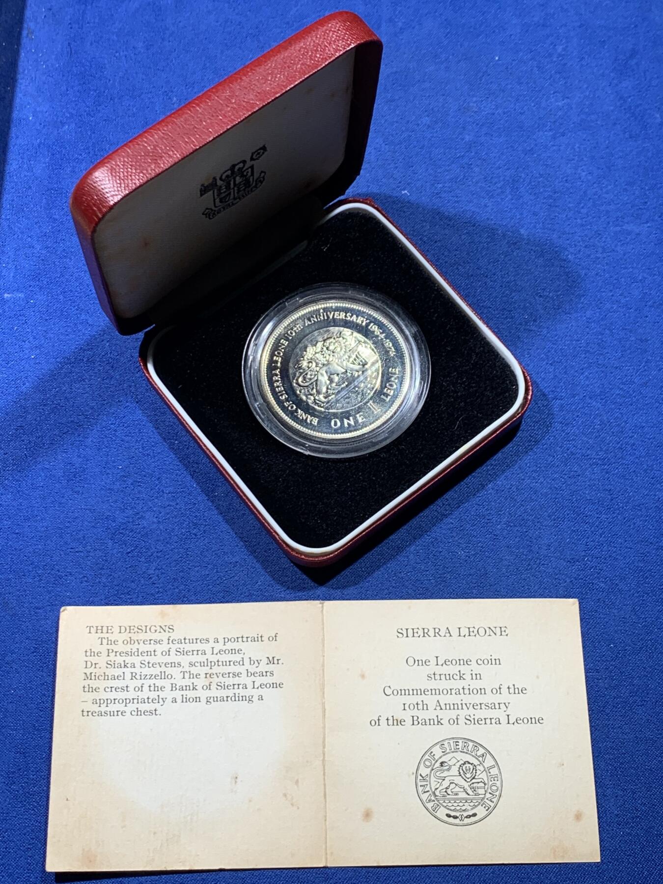 《竞宝斋》第476场 周日，周一 2场连拍 （全场包邮）欢迎送拍 塞拉利昂1974年1利昂银行10周年银币，英国皇家造币厂铸造，28.6克，精制925银，发行量仅40000枚，带原盒和证书