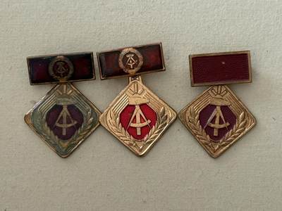 云宸嘉赏-勋臻文献佳藏优品精选场次（低佣 转发佣金红包） - 民主德国社会活动家奖章一组 