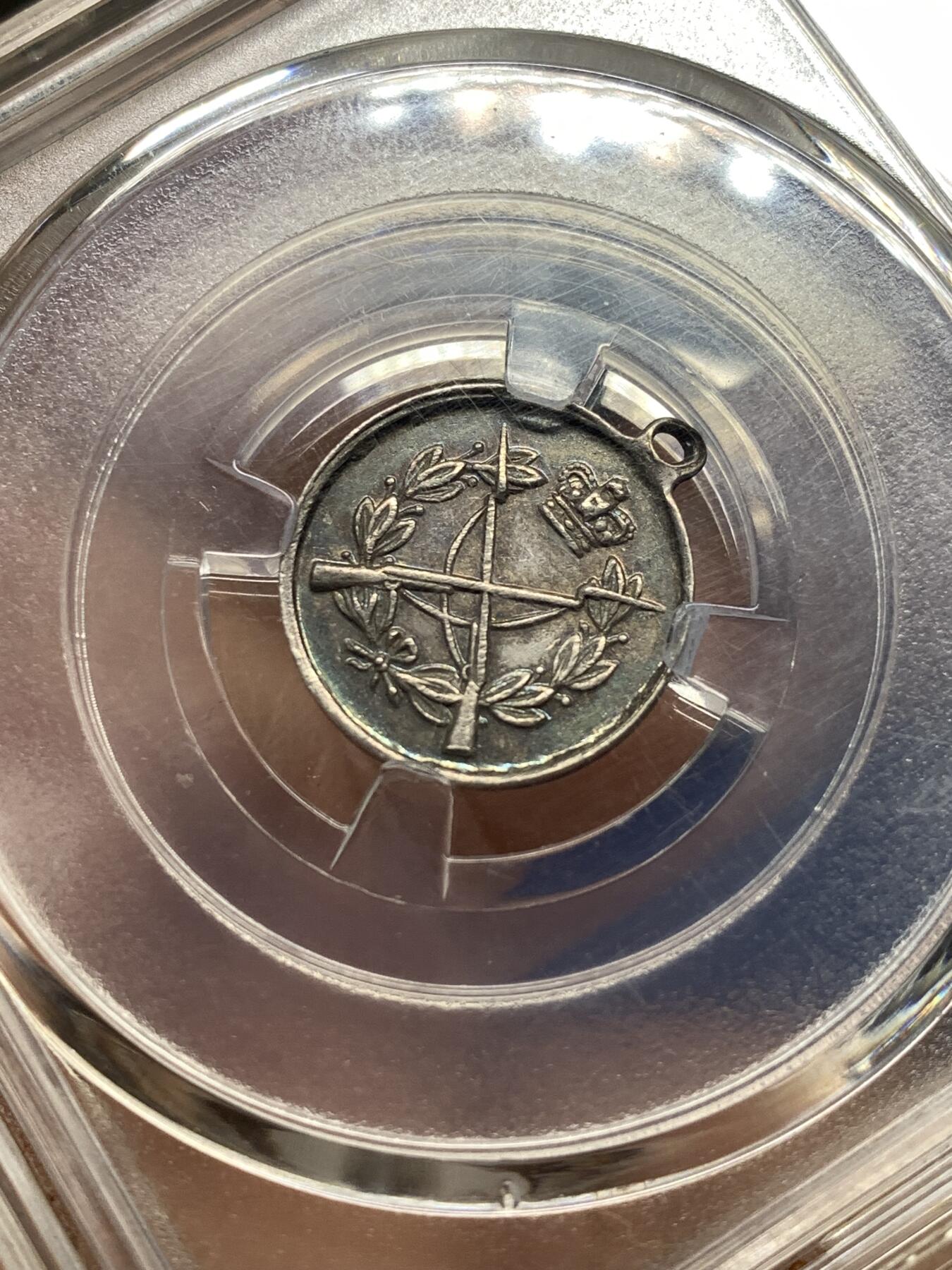 《竞宝斋》第476场 周日，周一 2场连拍 （全场包邮）欢迎送拍 众诚祥评 AU55 1910年前后英国童军总会领袖成立迷你银质勋章，正面：三种不同时期的贝登堡男爵头像（巴登堡将军公报法国）哨子、百合花。背面：皇冠、花蔌、交叉步枪。少见品种！