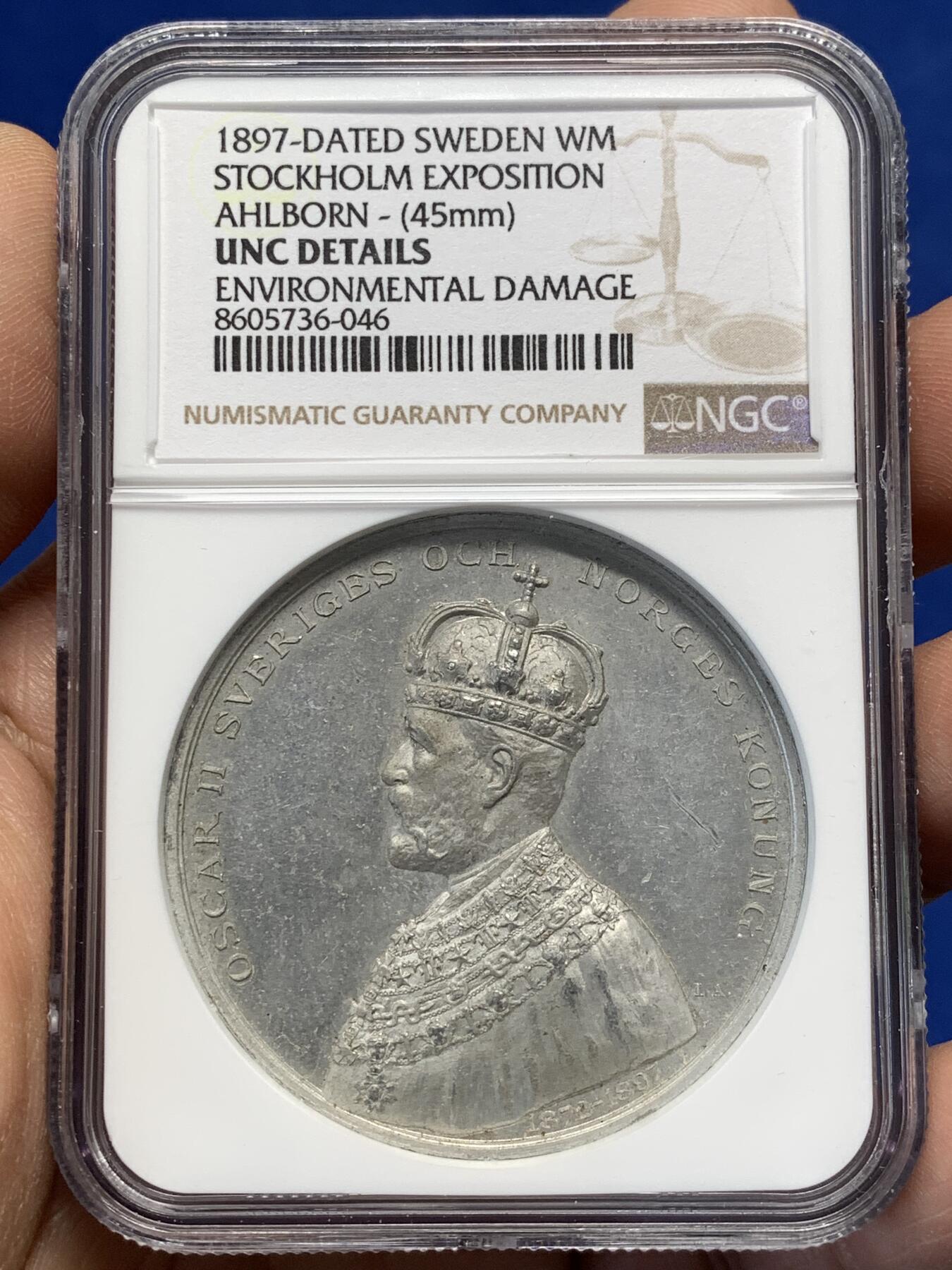 《竞宝斋》第476场 周日，周一 2场连拍 （全场包邮）欢迎送拍 NGC UNCD 瑞典斯德哥尔摩世博会纪念章 WM材质 正面为国王奥斯卡二世侧像 45mm 加厚盒