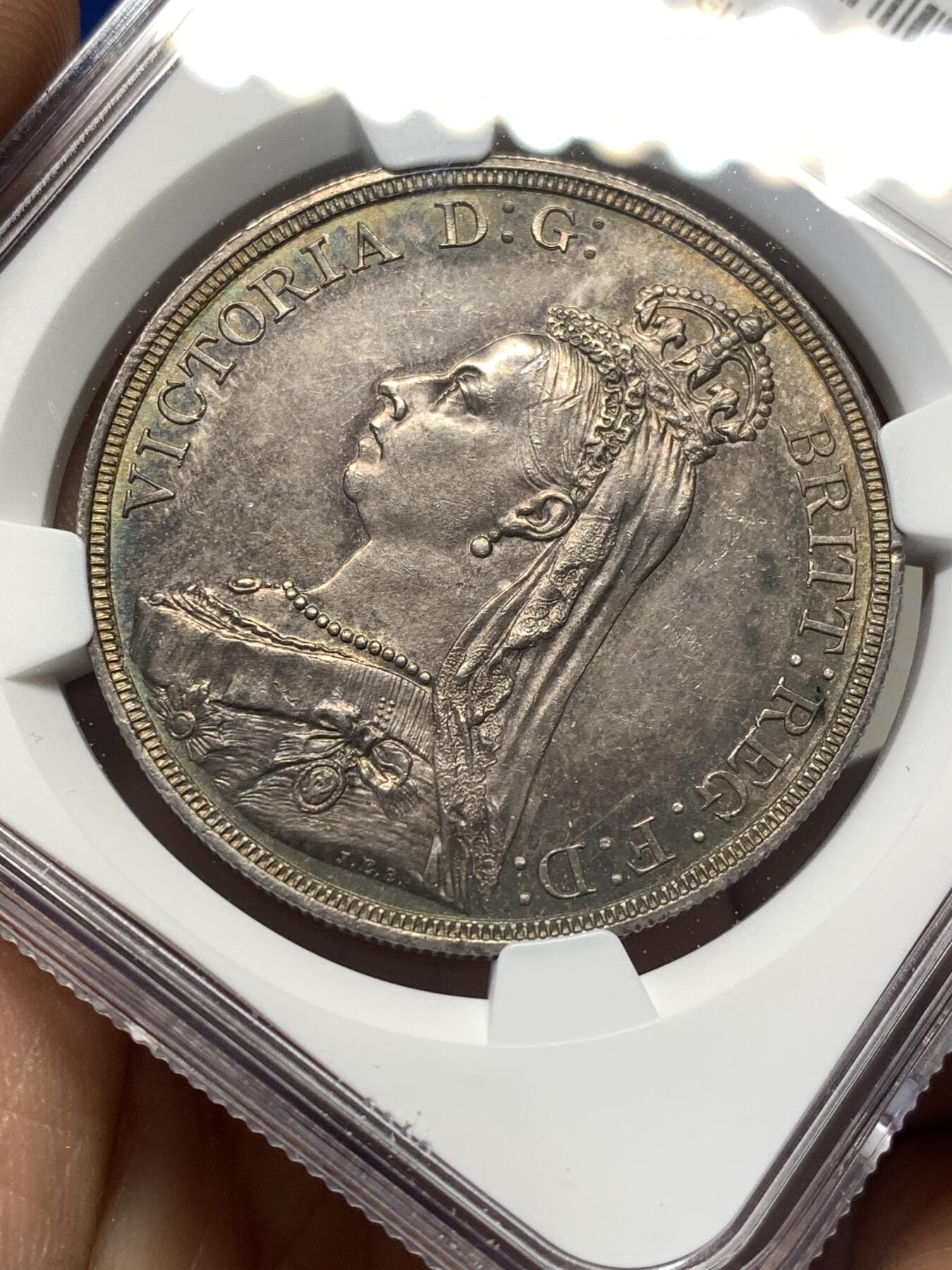 《竞宝斋》第476场 周日，周一 2场连拍 （全场包邮）欢迎送拍 NGC UNCD 英国 1887年 维多利亚高冠马剑克朗银币