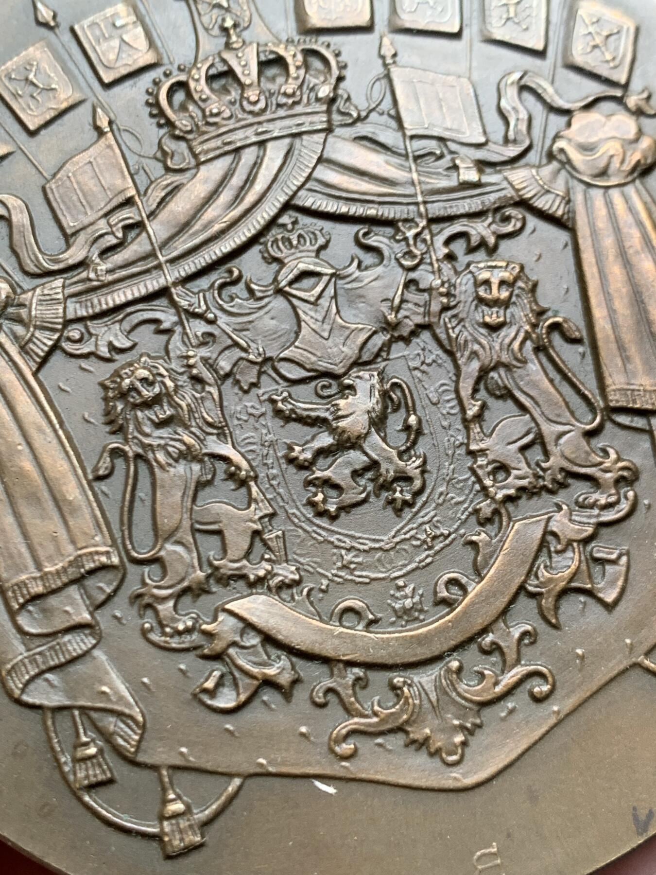 《竞宝斋》第476场 周日，周一 2场连拍 （全场包邮）欢迎送拍 比利时铜章 未知年份 正面为比利时大窗帘 背面为司法部 直径69.2mm 重量179.35g