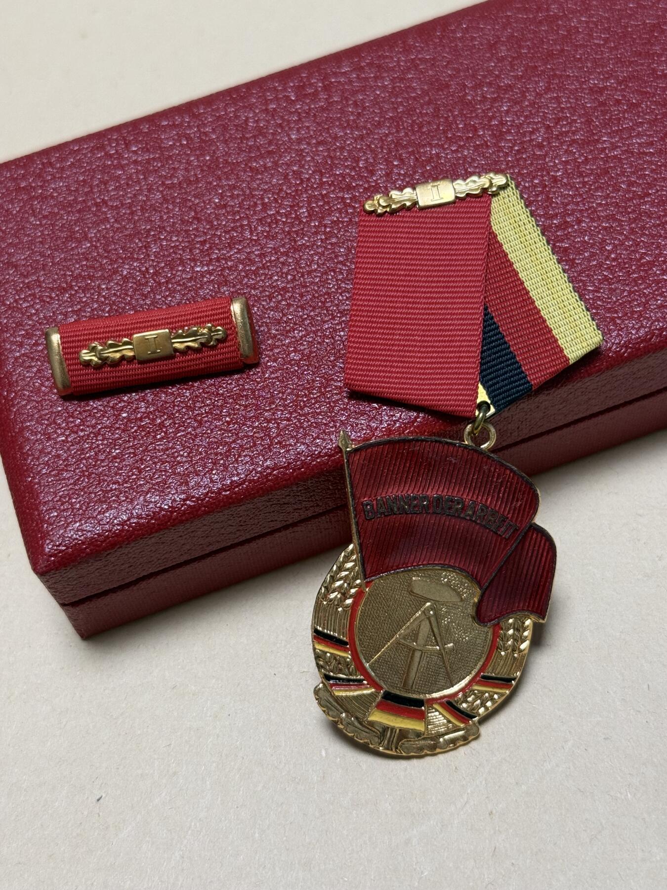 云宸嘉赏-勋臻文献佳藏优品精选场次（低佣 转发佣金红包） 东德一级劳动红旗勋章原盒带略 有两枚随机