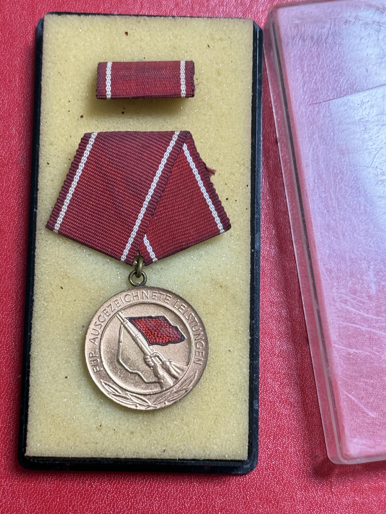 韵星假日军品类拍卖第50期 民主德国工战队优异成就奖章带原盒略