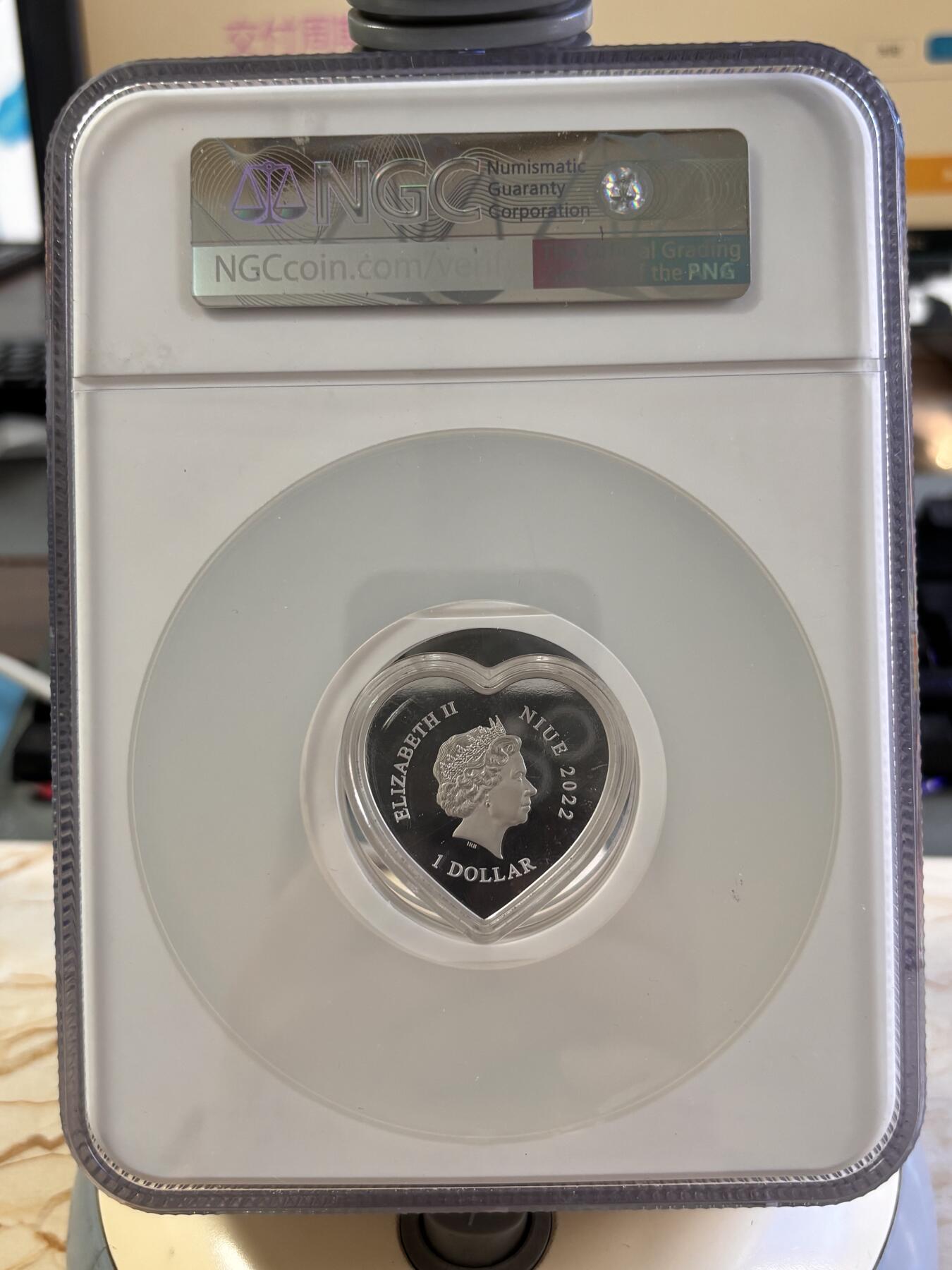 第196期拍卖 纽埃2022年情人节镶嵌皇冠水晶心形本银版银币NGC-PF70首，999银，20克，发行2022枚