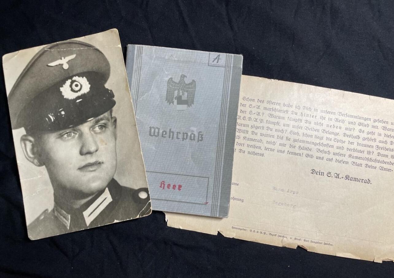 专场 德国二战套证，包括士兵证与照片，授予汉斯·阿普斯，得主介绍如下