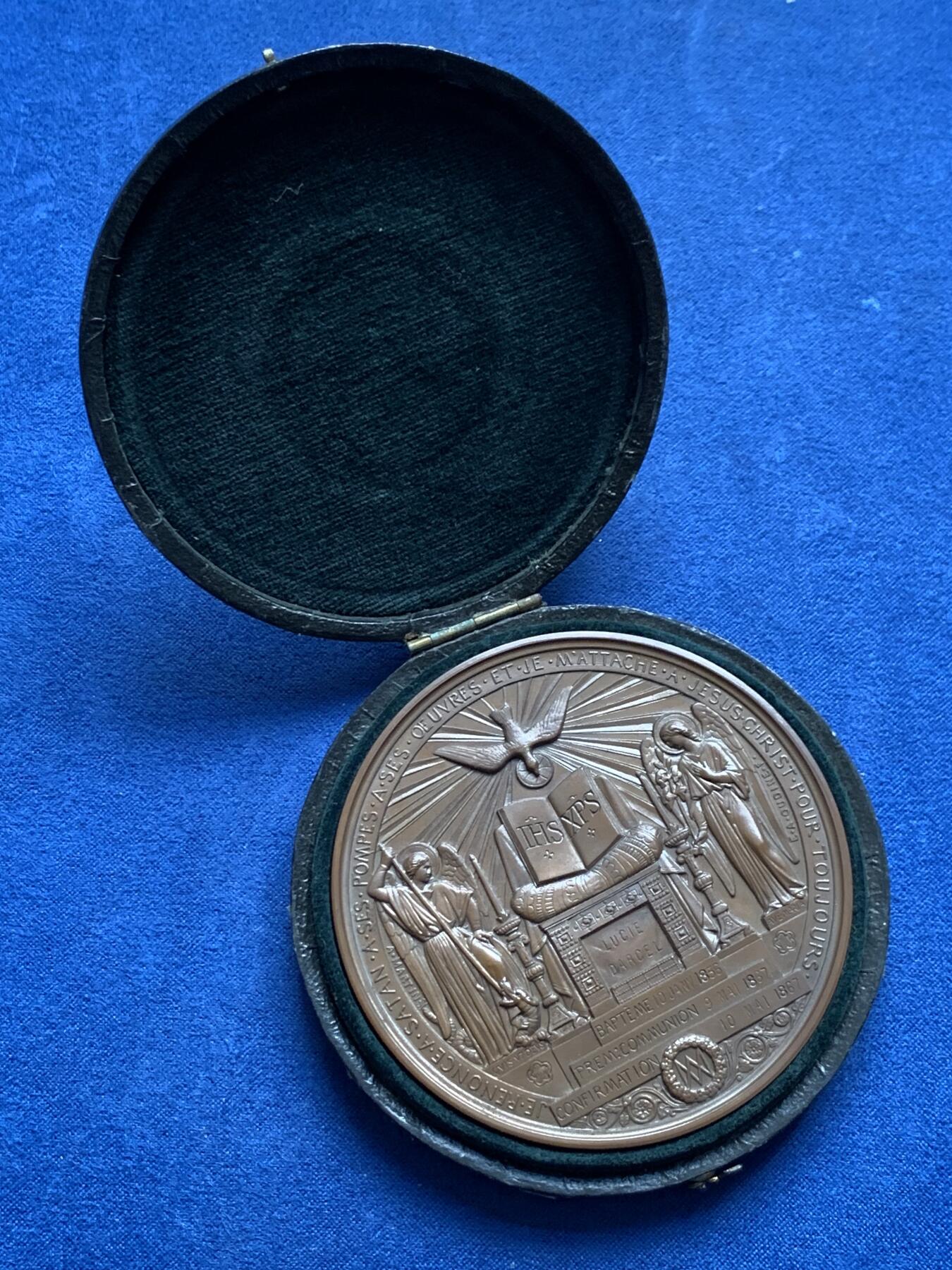 《竞宝斋》第476场 周日，周一 2场连拍 （全场包邮）欢迎送拍 法国圣餐洗礼大铜章 好品 141.8克 68.6mm 蜜蜂铜标 带盒