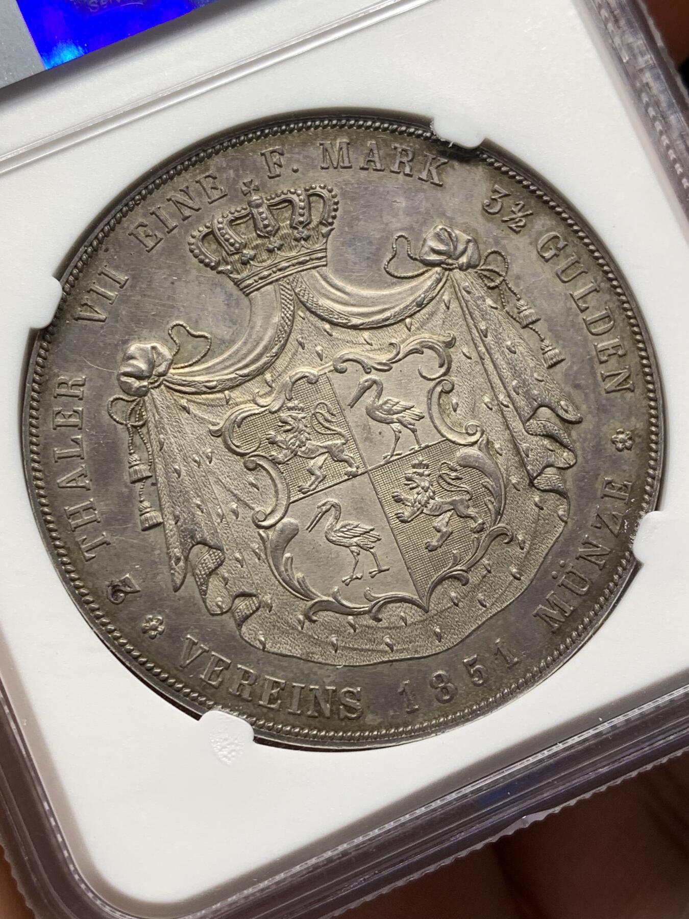 《竞宝斋》第476场 周日，周一 2场连拍 （全场包邮）欢迎送拍 冠军分 NGC MS63 德国 罗伊斯-格赖茨公国1851年亨利二十世2泰勒大银币 发行量仅2400枚的小邦品种 其领地仅316平方公里 可以说是小邦中的小邦 可与不求的藏品