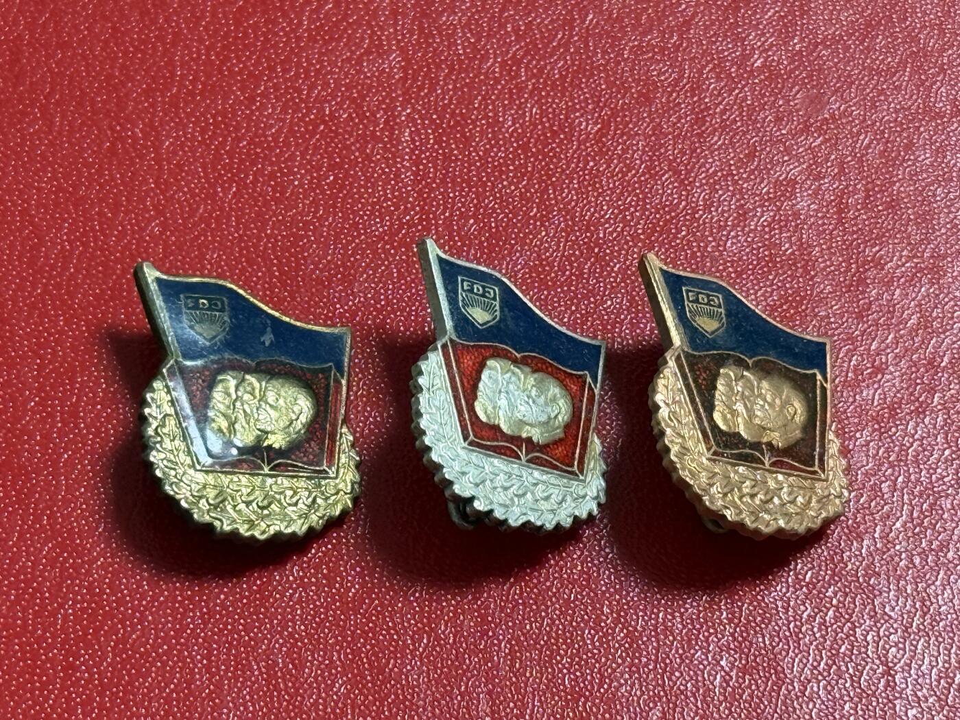 韵星假日军品类拍卖第50期 民主德国自由德国青年团表彰良好知识证章金银铜一组