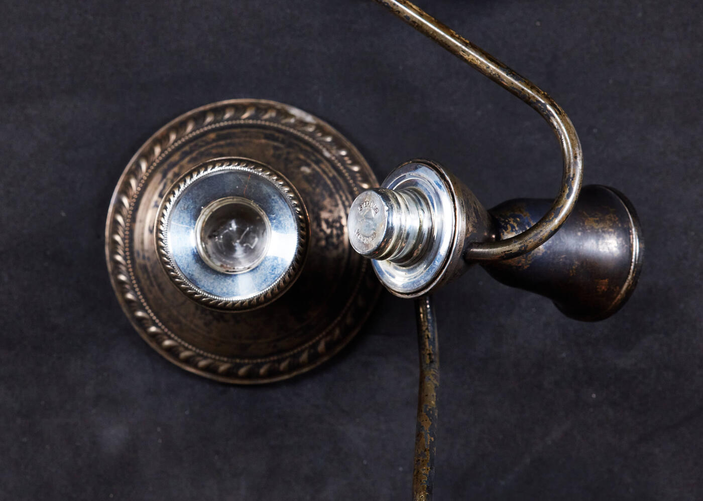 【俄甄集藏】2026年(050)04-01星期三 晚 19:30 全场包邮 美国1930年代古董银质烛台，长：270mm，高：160mm，底座直径：90mm，重量：504克，925银，底座有局部配重，整体含银比例约60%，原味包浆，保存完好（上期被鸽，重新拍）