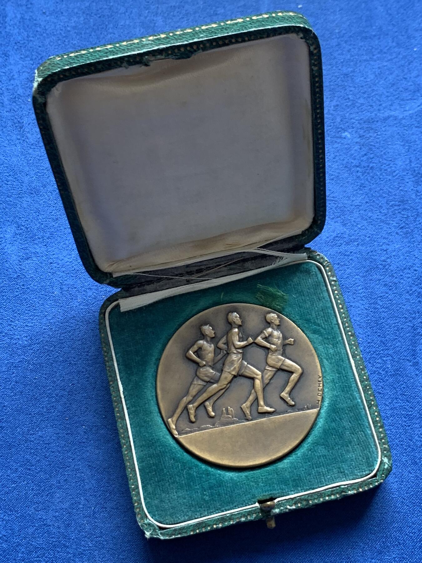 《竞宝斋》第476场 周日，周一 2场连拍 （全场包邮）欢迎送拍 体育赛事-长跑纪念铜章 59.7克 49.3mm 三角边铭 带盒