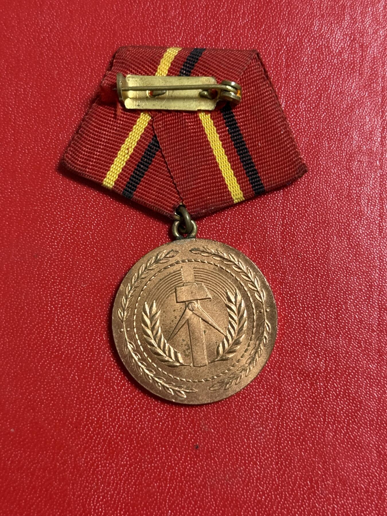 韵星假日军品类拍卖第50期 民主德国铜级工战队功绩奖章