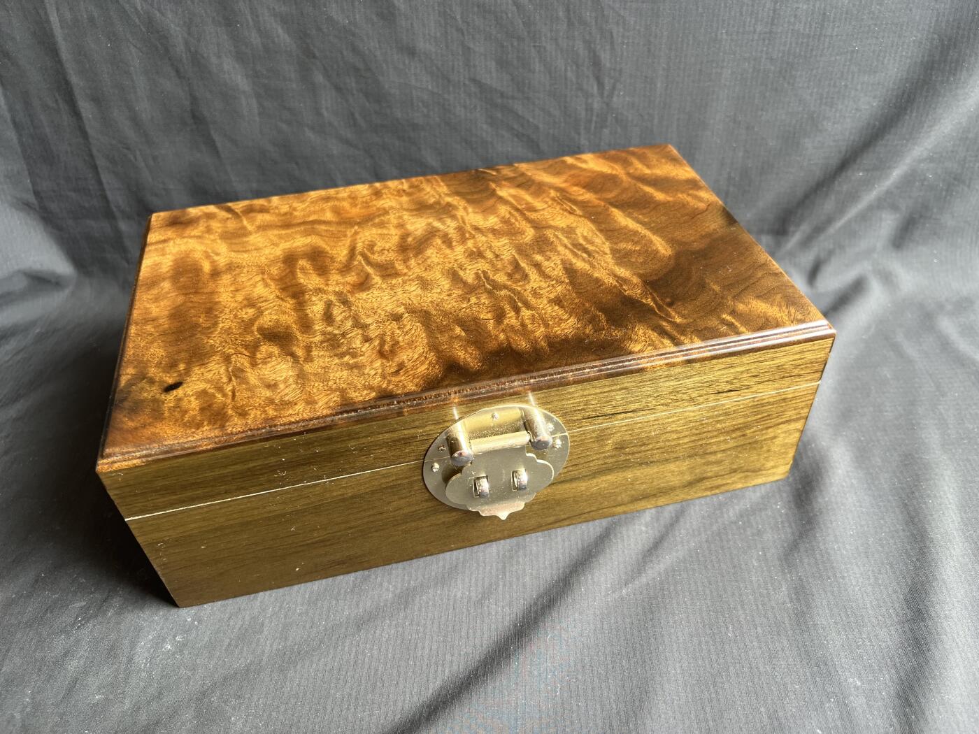 零元拍：金丝楠阴沉木满水波满纹满金丝首饰箱，尺寸：228/117/77MM，送礼盒箱。