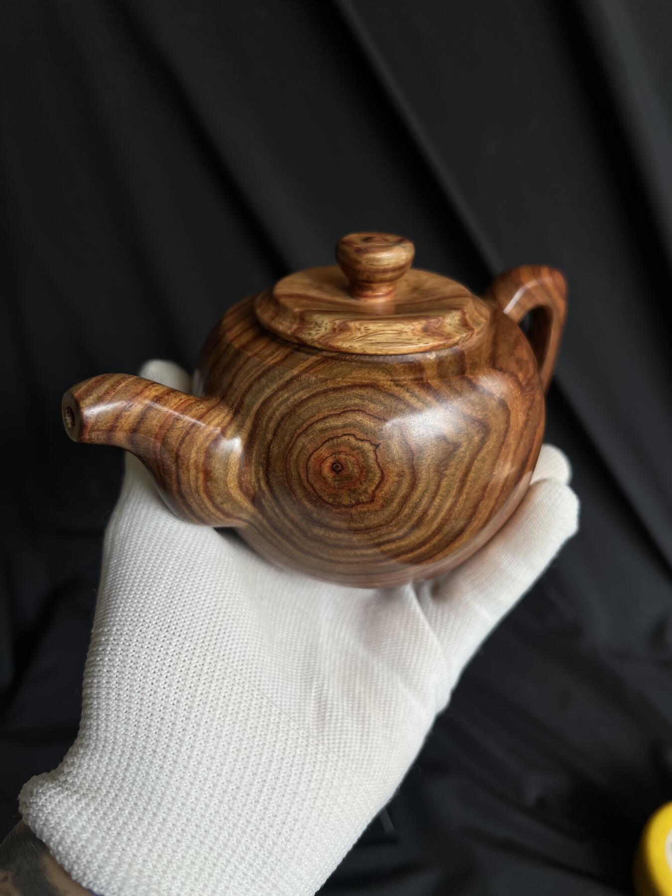 零元拍：越南黄花梨精工摆件茶壶把把壶，一块料制成，尺寸约：18（含壶把）/9CM。