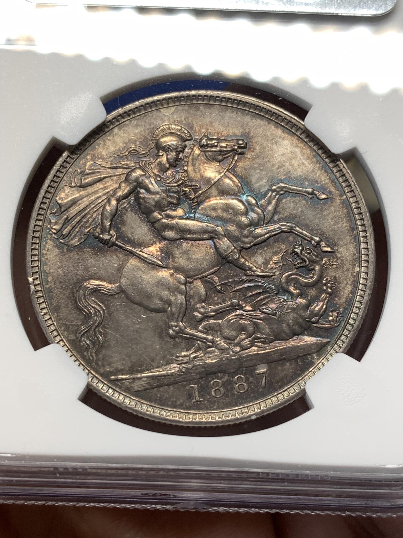 《竞宝斋》第476场 周日，周一 2场连拍 （全场包邮）欢迎送拍 NGC UNCD 英国 1887年 维多利亚高冠马剑克朗银币