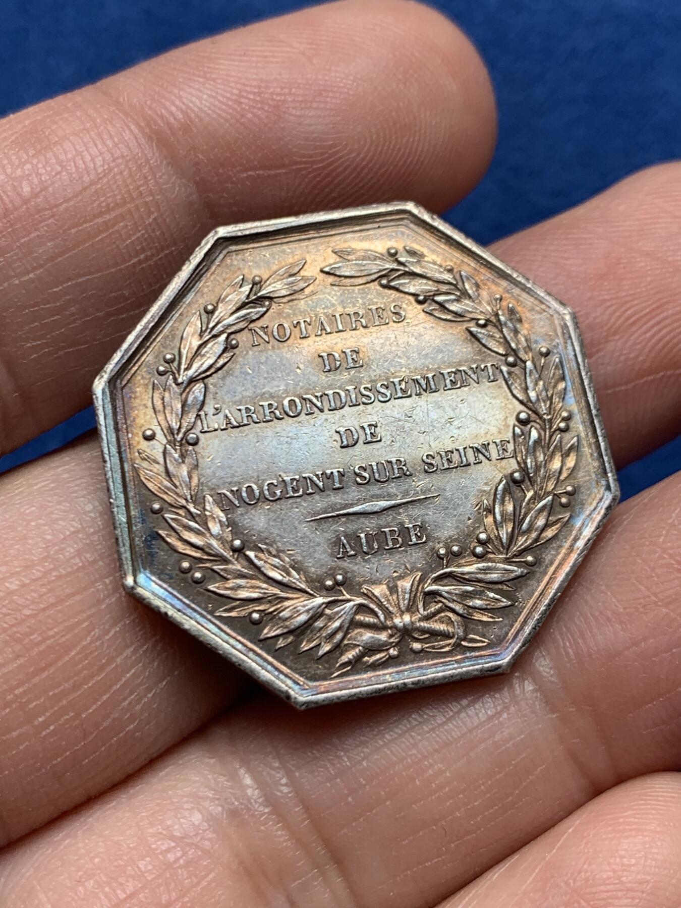 《竞宝斋》第476场 周日，周一 2场连拍 （全场包邮）欢迎送拍 法国奥布省塞纳河畔公证人协会八角银质代币，手指ARGENT，12.6克，30mm