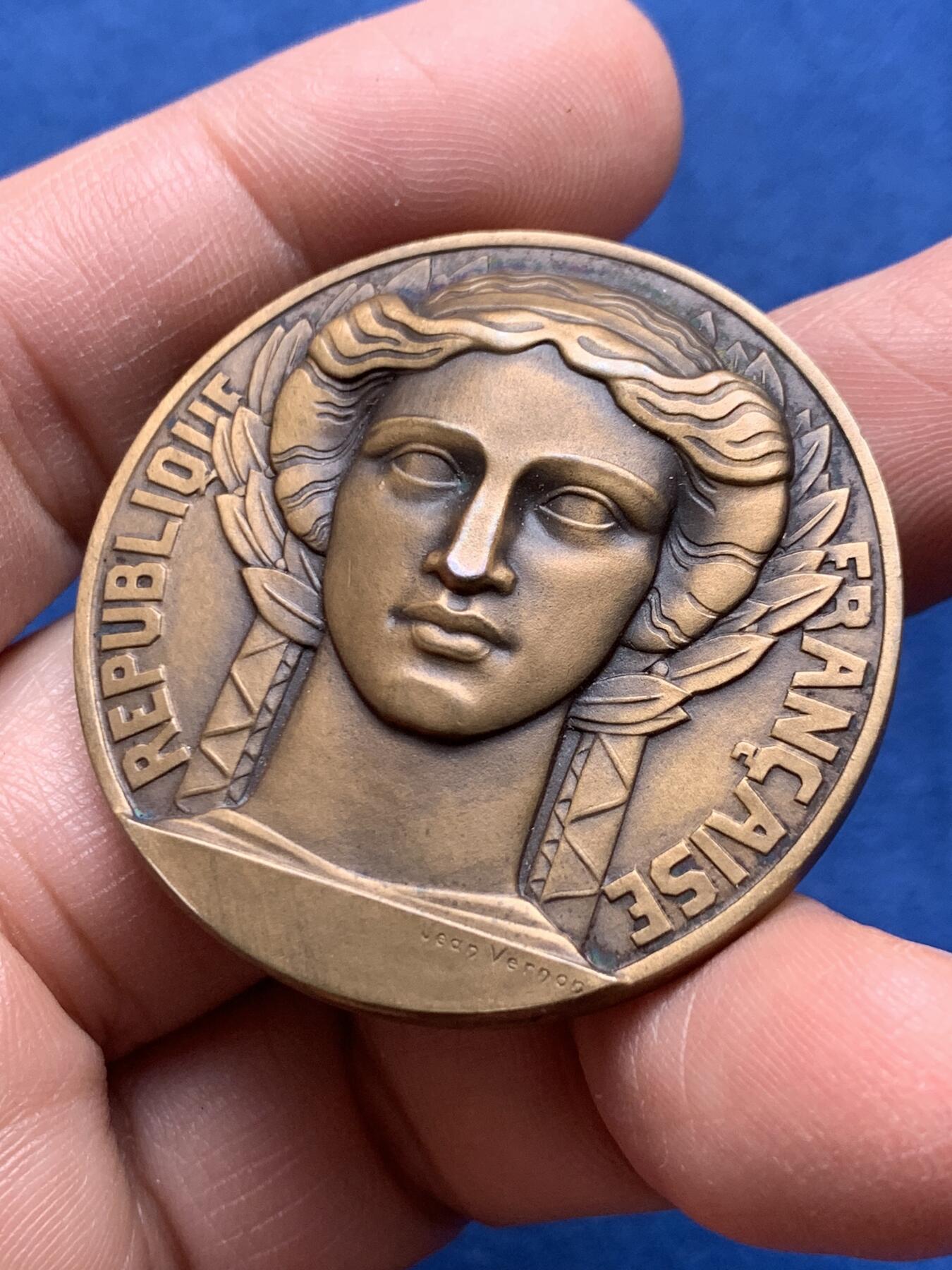 《竞宝斋》第476场 周日，周一 2场连拍 （全场包邮）欢迎送拍 法兰西玛丽安娜女神铜章 正面头像 38.7克 40.8mm 三角铜标 带原盒