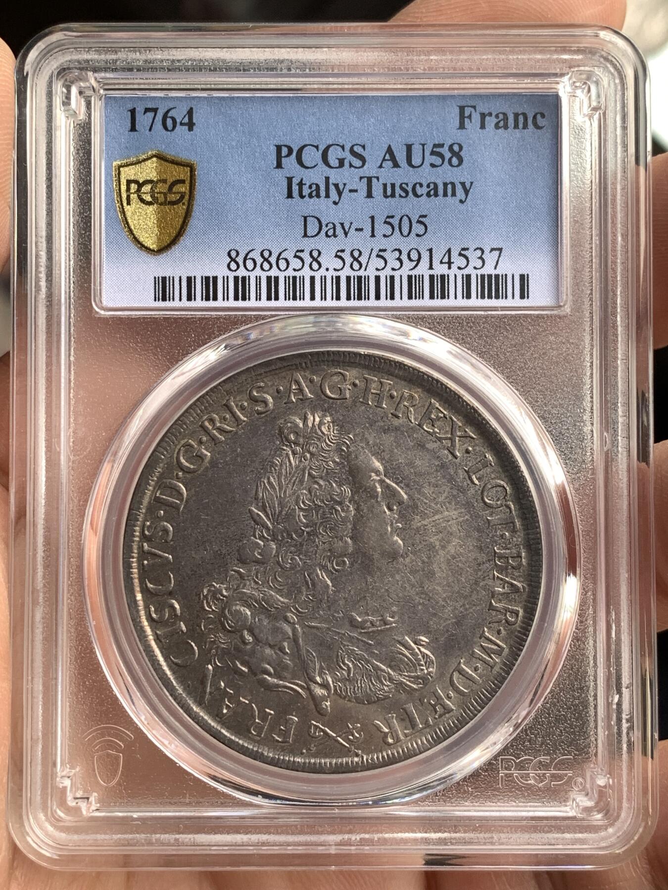 《竞宝斋》第476场 周日，周一 2场连拍 （全场包邮）欢迎送拍 PCGS AU58 意大利托斯卡纳大公国1764年francescone大银币，正面为神圣罗马帝国皇帝弗朗西斯（著名神罗女皇玛丽亚·特蕾莎的丈夫），背面为带有光环的神罗双头鹰，中间核心盾徽是奥地利哈布斯堡家族家徽和代表美第奇家族的六颗药丸盾徽。弗朗西斯也是美第奇家族绝嗣后托斯卡纳的第一个统治者。比奥地利本土的少见很多，冠军分，黄金包浆。另一枚年份更常见的61在今年拍了13000人民币。