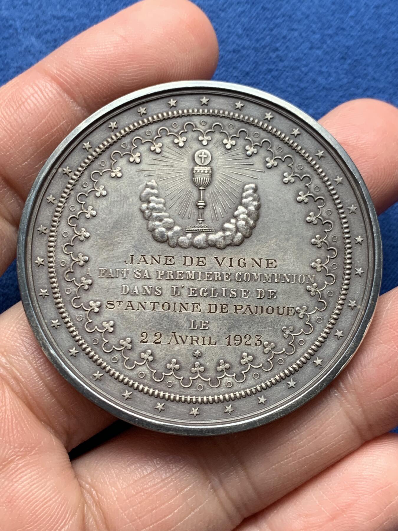 《竞宝斋》第476场 周日，周一 2场连拍 （全场包邮）欢迎送拍 1923年法国宗教镀银铜章，用于纪念Jane de Vigne的第一次圣餐仪式。正面刻字：译为“珍贵的回忆”，图案：描绘天主教第一次圣餐的场景，天使引导孩童向神职人员领受圣餐；背面刻字：译为“Jane de Vigne于1923年4月22日，在帕多瓦的圣安东尼教堂完成了她的第一次圣餐”。直径：49.2mm，重：45.2g