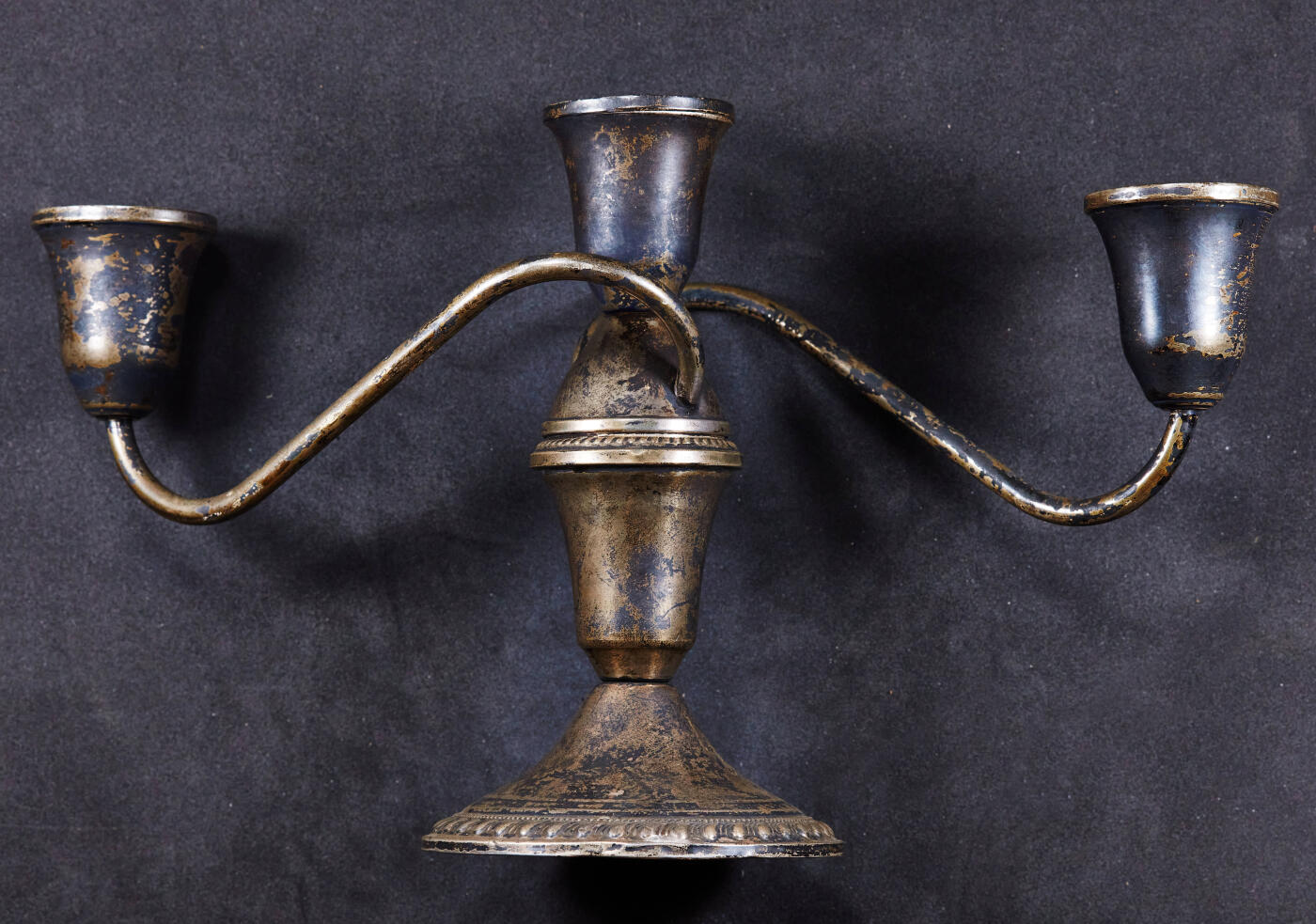 【俄甄集藏】2026年(050)04-01星期三 晚 19:30 全场包邮 美国1930年代古董银质烛台，长：270mm，高：160mm，底座直径：90mm，重量：504克，925银，底座有局部配重，整体含银比例约60%，原味包浆，保存完好（上期被鸽，重新拍）