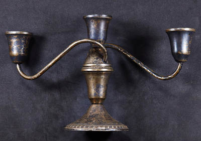 【俄甄集藏】2026年(050)04-01星期三 晚 19:30 全场包邮 - 美国1930年代古董银质烛台，长：270mm，高：160mm，底座直径：90mm，重量：504克，925银，底座有局部配重，整体含银比例约60%，原味包浆，保存完好（上期被鸽，重新拍）